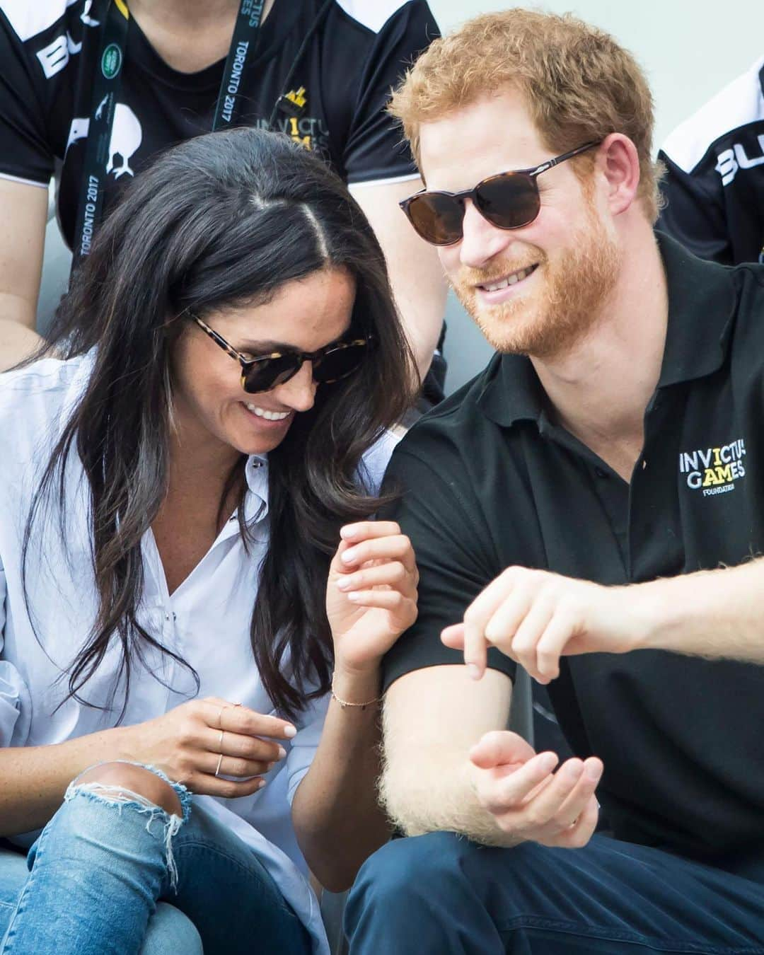 ELLE Magazineさんのインスタグラム写真 - (ELLE MagazineInstagram)「In September 2017, #MeghanMarkle and #PrinceHarry made their debut at the Invictus Games. Secretly, they were already engaged. Carolyn Durand and Omid Scobie’s new book #FindingFreedom details the full story, from a promise made on their August Africa trip to Meghan’s first months as Harry’s fiancée at Nottingham Cottage. Read the exclusive excerpt on ELLE at the link in bio.」8月11日 23時58分 - elleusa