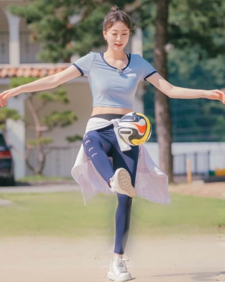 郭珉整さんのインスタグラム写真 - (郭珉整Instagram)「ㅋㅋㅋㅋㅋㅋㅋㅋㅋㅋㅋㅋㅋㅋㅋㅋ 자세는 그럴싸하지만 공이 발에 닿지않아,,, . . #노는언니」8月11日 23時58分 - minjeong_kwak94