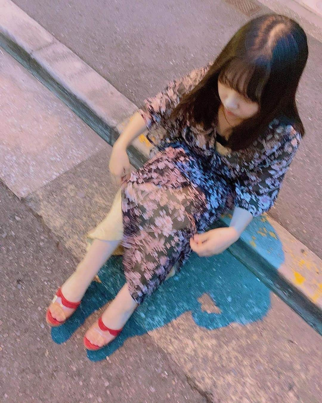 本郷柚巴さんのインスタグラム写真 - (本郷柚巴Instagram)「やっぱりお洒落して外を歩くのは気持ち良いな🤍🖤❤️ ・ ・ 中には黄色のノースリーブのワンピース👗 ・ 上は花柄の黒のシースルーワンピース🌸🖤 ・ ・ 写真撮る他はしっかりマスク😷 熱中症には注意してね ・ ・ ・ #nmb48  #本郷柚巴 #ほんごうゆずは  #古着好き #古着コーデ #豆知識 #古着ファッション #古着巡り  #onepiece #コーディネート #花柄ワンピース  #ノースリーブワンピース  #necklace  #seventeen  #red  #yellow  #black」8月12日 0時03分 - h.yuzuha_0112