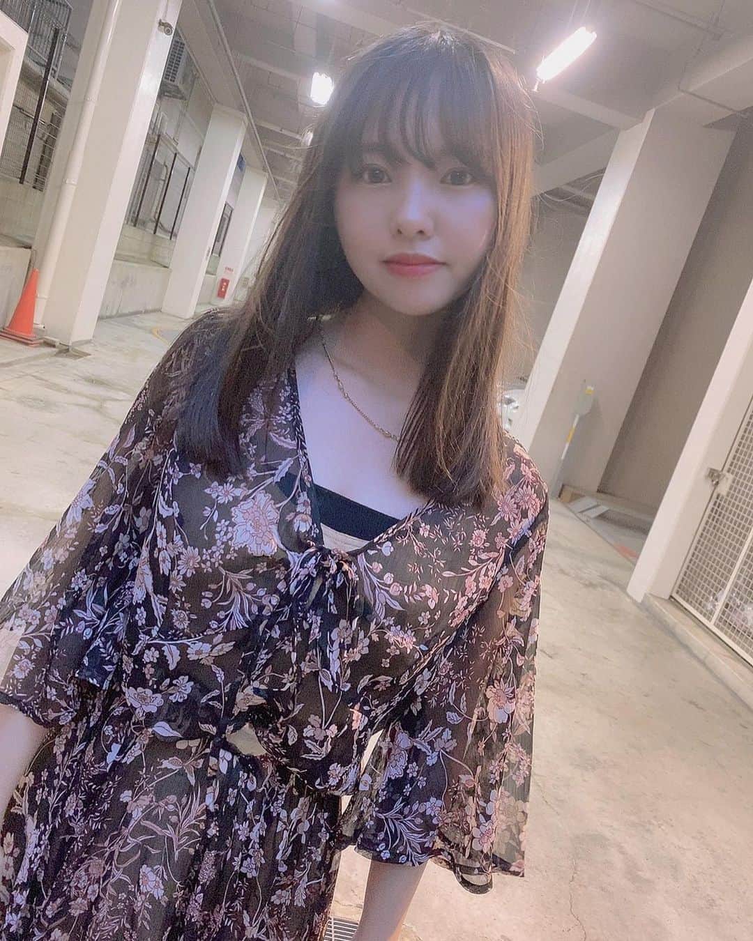 本郷柚巴さんのインスタグラム写真 本郷柚巴instagram やっぱりお洒落して外を歩くのは気持ち良いな 中には黄色のノースリーブのワンピース 上は花柄の黒のシースルーワンピース 写真撮る他はしっかりマスク 熱中症には注意してね