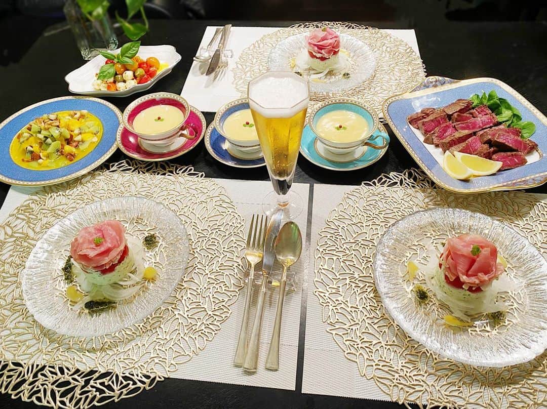 谷中麻里衣さんのインスタグラム写真 - (谷中麻里衣Instagram)「Butternut squash & wagyu dinner 🎃 . 最近のおうちじかん😊 バターナッツ南瓜をポタージュやキウイとのラペに🥝 お料理すると関係ないけど可愛いフォルムが好き💕 美味しそうなフィレ肉がお手頃だったのでレアめに焼きました🍖 . 長い梅雨にへたっていたベランダのハーブ類も最近の日差しで復活したので、ふんだんに😉 . #料理#おうち時間#おうちごはん#バターナッツかぼちゃ#松坂牛#ウェッジウッド#ユーランダー#インタグリオ#フランフラン#ヴェトロフェリーチェ#麻里衣ごはん#cooking#cookingathome#vetrofelice#ulander#wedgwood」8月12日 0時03分 - marieyanaka