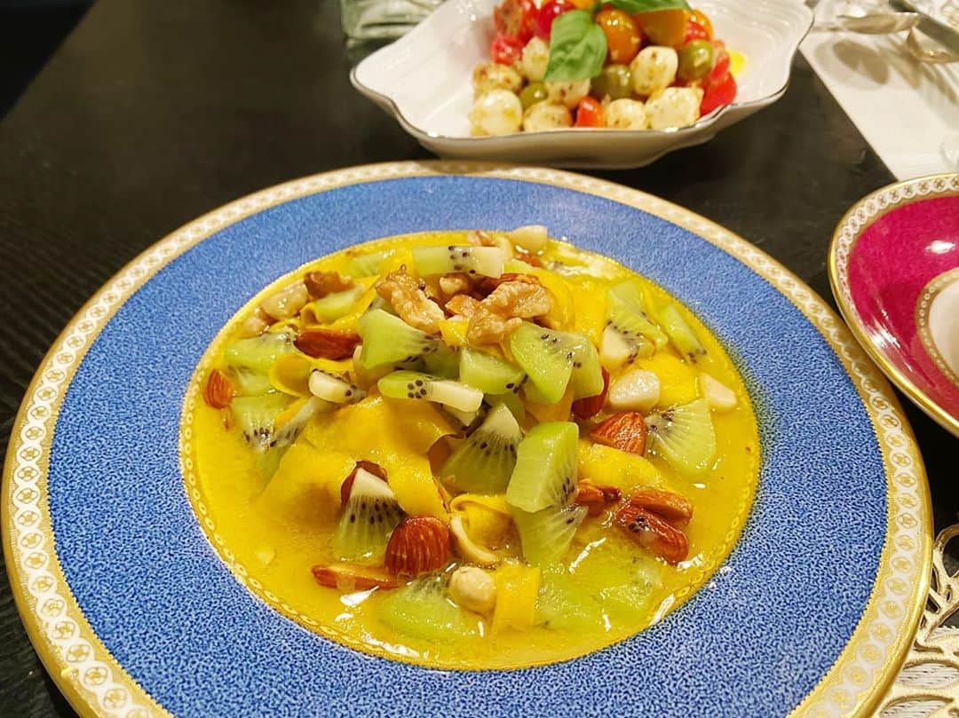 谷中麻里衣さんのインスタグラム写真 - (谷中麻里衣Instagram)「Butternut squash & wagyu dinner 🎃 . 最近のおうちじかん😊 バターナッツ南瓜をポタージュやキウイとのラペに🥝 お料理すると関係ないけど可愛いフォルムが好き💕 美味しそうなフィレ肉がお手頃だったのでレアめに焼きました🍖 . 長い梅雨にへたっていたベランダのハーブ類も最近の日差しで復活したので、ふんだんに😉 . #料理#おうち時間#おうちごはん#バターナッツかぼちゃ#松坂牛#ウェッジウッド#ユーランダー#インタグリオ#フランフラン#ヴェトロフェリーチェ#麻里衣ごはん#cooking#cookingathome#vetrofelice#ulander#wedgwood」8月12日 0時03分 - marieyanaka
