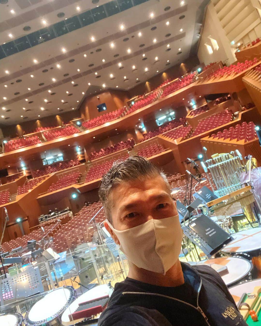 大澄賢也のインスタグラム：「ナイツテイルコンサート  池袋芸術劇場コンサートホールにて 昨日無事に初日が開きましたー 今日は２回公演でした。  3月の「アナスタシア」から 4ヵ月ぶりに劇場に帰って来ました。 感無量な想いで、舞台の空気を噛み締めた。  何よりこの状況下で、様々な制約がある中で、観劇して下さったお客様に本当に感謝です。有り難う御座いました。 お客様の心のこもった拍手に、感動、感謝し沢山の勇気を頂きました。  その場にいる人間が、歌い演じて、東京フィルハーモニー交響楽団のオーケストラの方々が生で楽器を演奏する音楽ーやはりLiveは、素晴らしいことだと、あらためて認識させられる。血が通った熱が確かに伝わると。  そして、稽古からここまで 感染対策を徹底して支えて下さる、東宝のスタッフの皆様に感謝です。  様々な作業をしなければ毎日舞台が出来ない状況ですが、やはり演劇や、音楽、歌、踊りは、絶対に人が生きる上では必要で大切な事だと信じて、これからも表現していければと思います。  当たり前だったことが出来なくなっているこの世の中でも、今に感謝して、前を向いて歩んでいきます。  千秋楽まで無事にやり遂げられますよう祈って🙏」