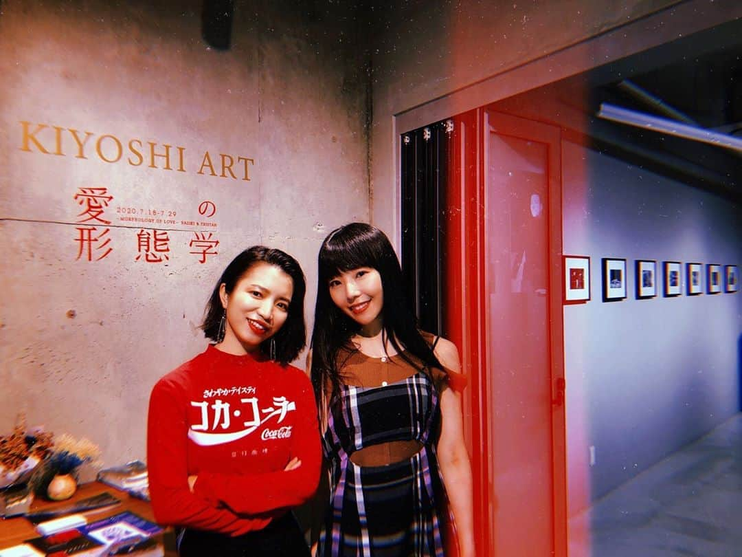 相沢梨紗さんのインスタグラム写真 - (相沢梨紗Instagram)「今日は @i.am.rasiki ちゃんと、出会った場所でmtg❤️ . . . (写真の展示はすこし前のもの。いつも、素敵な展示をしているギャラリーなのでお近くにお越しの際はぜひ💕)」8月12日 0時11分 - risacheeese