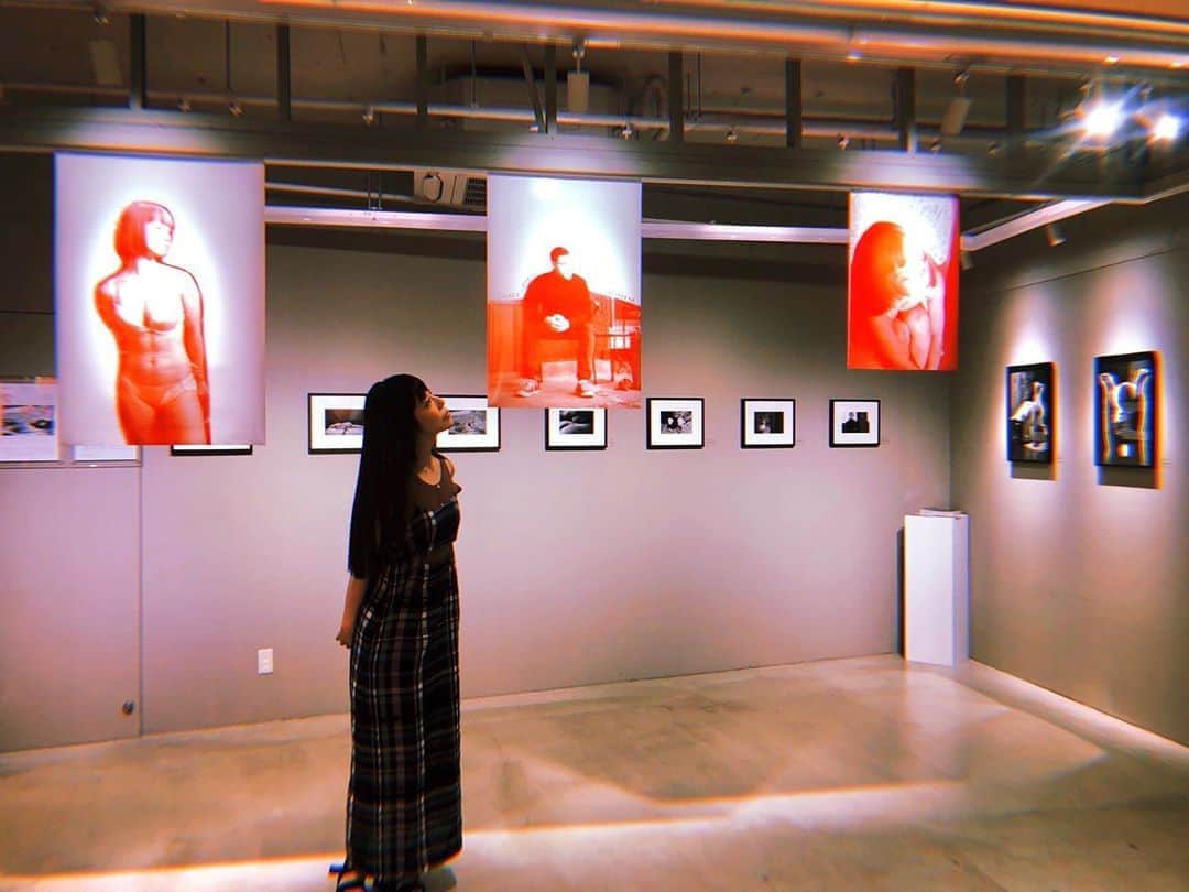 相沢梨紗さんのインスタグラム写真 - (相沢梨紗Instagram)「今日は @i.am.rasiki ちゃんと、出会った場所でmtg❤️ . . . (写真の展示はすこし前のもの。いつも、素敵な展示をしているギャラリーなのでお近くにお越しの際はぜひ💕)」8月12日 0時11分 - risacheeese