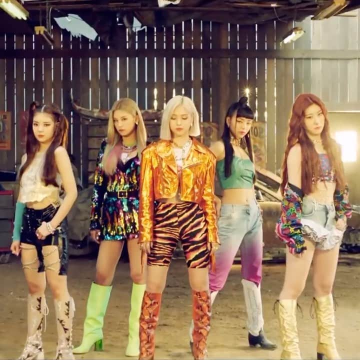 チェリョンのインスタグラム：「q: opinions on this teaser?💫 - ITZY “Not Shy” M/V TEASER youtu.be/jbGRowa5tIk  2020.8.17 MON 6PM  #ITZY #있지 @ITZYofficial #MIDZY #믿지 #NotShy #ITZY_NotShy」