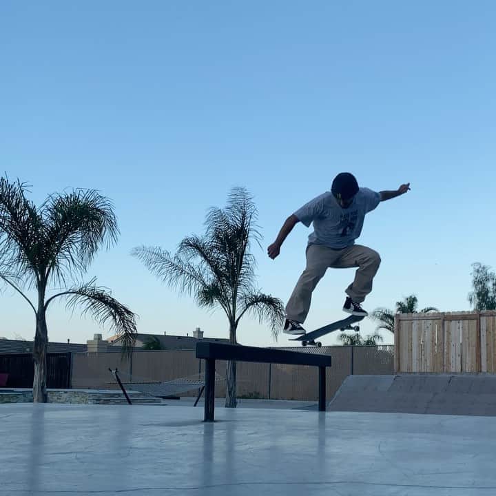 ケビン・ホーフラーのインスタグラム：「😬 HeelFlip Crooked or KickFlip Crooked ? #SkateboardingIsFun Mais uma da Série #NemUmDosDois 🤣」