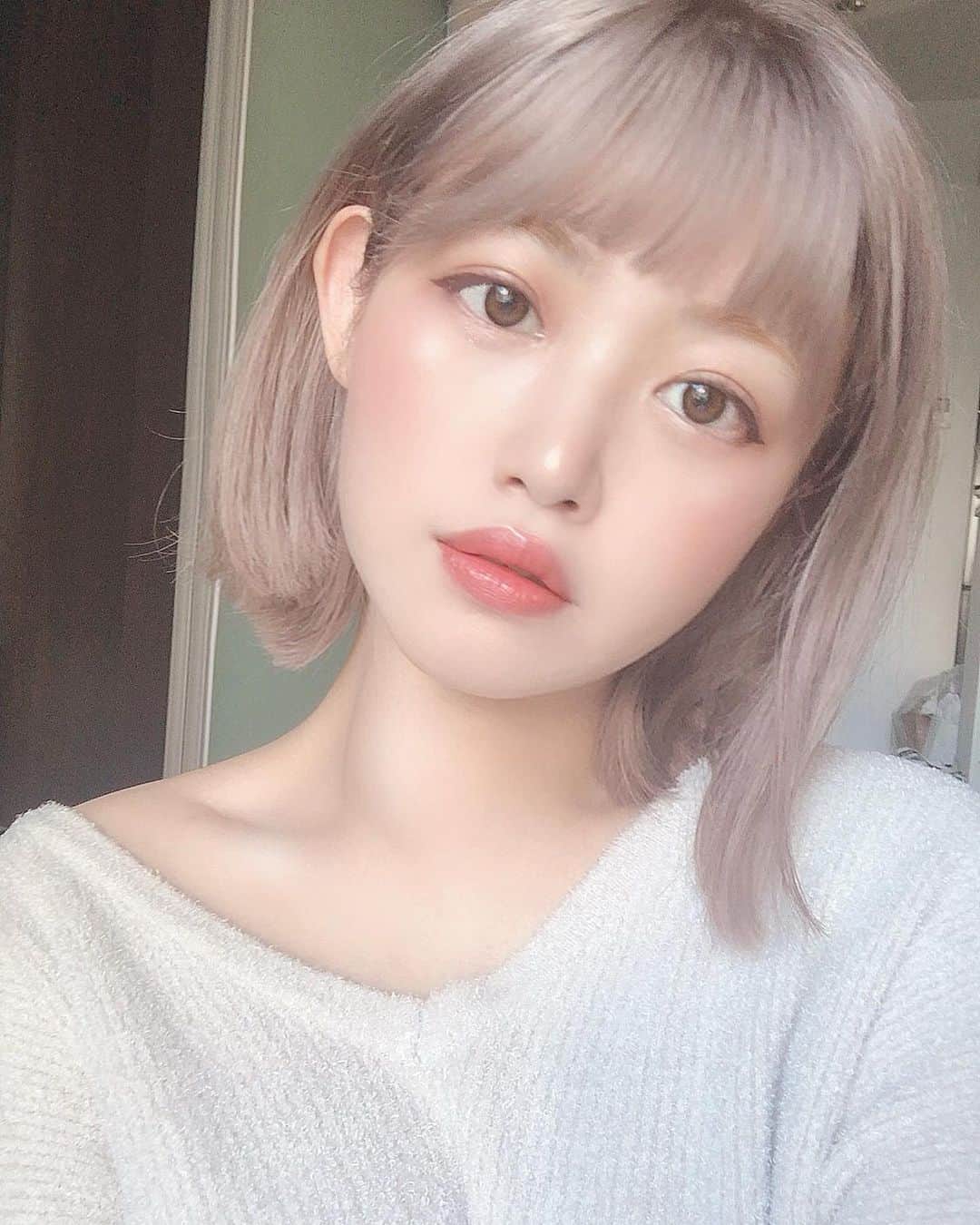 美月リカのインスタグラム：「似合うか不安だったけど 思い切ってオン眉にしてみました😙 髪も久しぶりにこんなに短くして とっても軽やかな透明感がありすぎるbaby beigeになりました。  いろんな系統の服が似合いそうで嬉しいな😊」