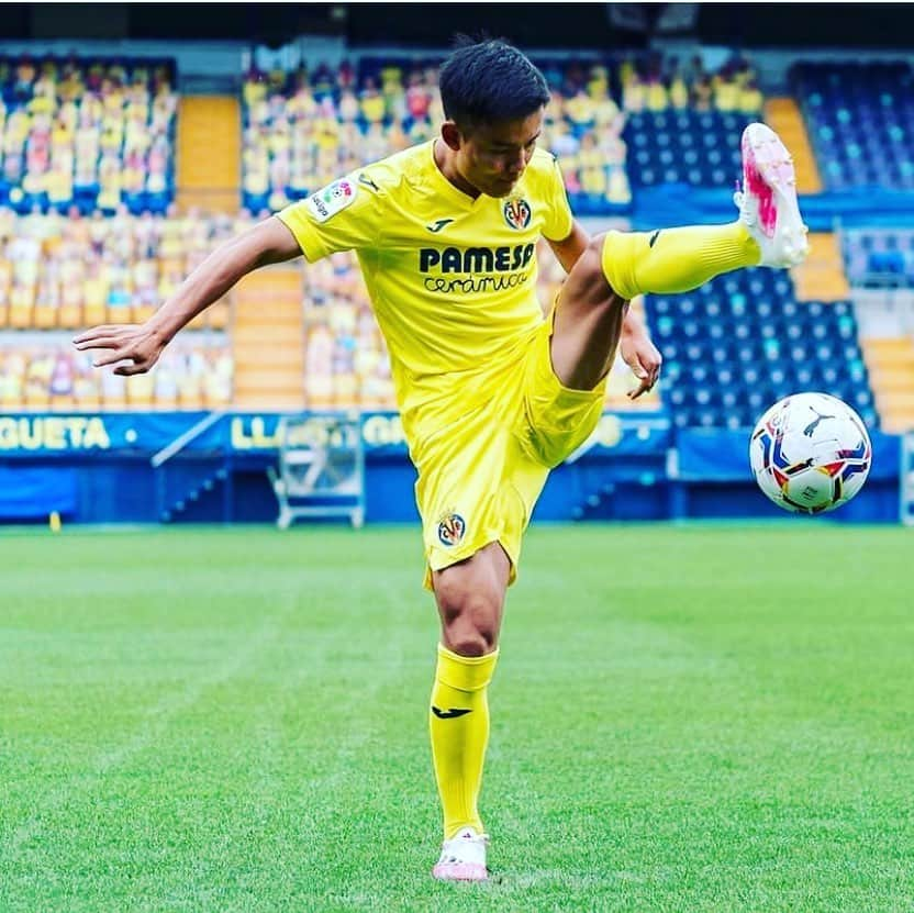 久保建英さんのインスタグラム写真 - (久保建英Instagram)「Muy feliz de poder formar parte de un gran club como el Villarreal!!💛 Ojalá podamos hacer una gran temporada! #submarino #villarreal」8月12日 0時19分 - takefusa.kubo