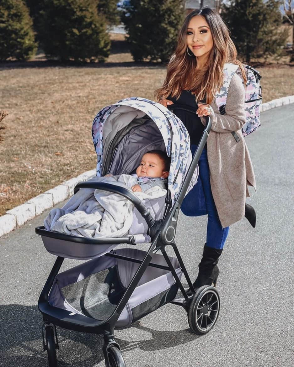 ニコール・ ポリッツィのインスタグラム：「OBSESSED with my MAWMA Victoria pink camo🎀 print Stroller & matchinf Diaper Bag🥰 Available now at @buybuybaby 🙏🏽 sooo excited for all my moms to try out my Mawma Brand!! @yourbabiieofficial #yourbabiie #mawma #babygear #momlife #strollerstyle #stroller #travel #parenting #buybuybaby #babyessentials #babyregistry #yourbabiiepartner」