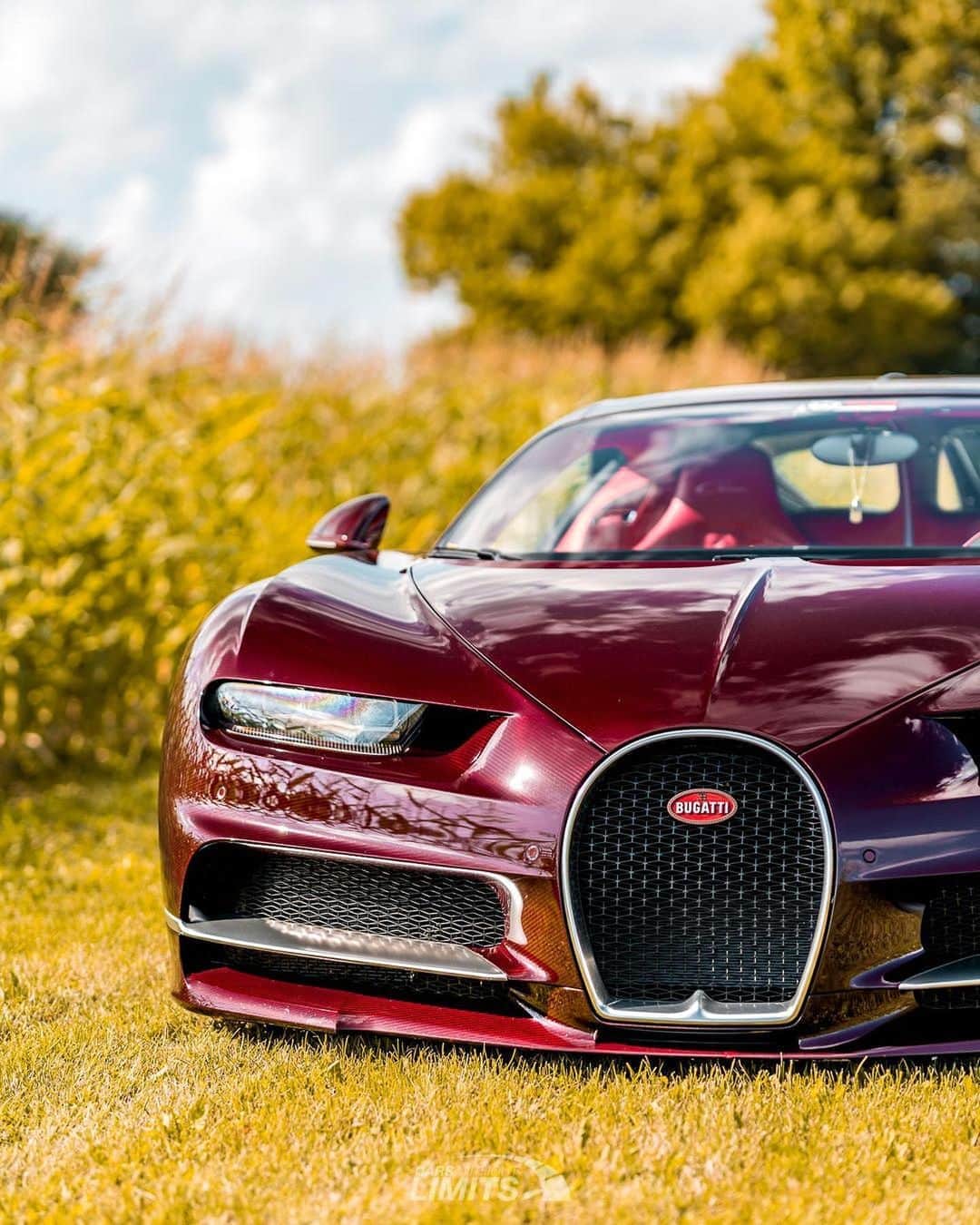 CarsWithoutLimitsさんのインスタグラム写真 - (CarsWithoutLimitsInstagram)「Country Side Chiron Owners @hapyhipi @misshipi_66  Photos @therealabd  #carswithoutlimits #bugatti #chiron #bugattichiron」8月12日 0時29分 - carswithoutlimits
