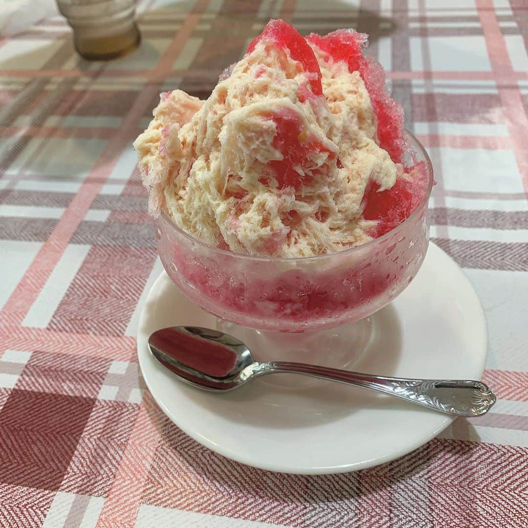 中村泉貴のインスタグラム：「かき氷を食べたら夏が始まった🍧 ・ ・ 私はいちごミルクがめちゃ好きなんですが、皆さんはかき氷は何派ですか？🥰 ・ 本当に毎日暑いので体調など崩さないように一緒に気をつけましょう😢😷 ・ ・ ・ ・ ・ #かき氷 #夏休み #スイーツ好きな人と繋がりたい #スイーツ巡り #パーラーレストランモモヤ #マスクのある生活」