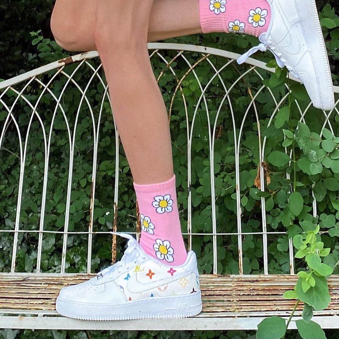 Blonde Saladさんのインスタグラム写真 - (Blonde SaladInstagram)「THESE SNEAKERS ARE MADE TO POSE🍭 #theblondesalad #mood #fashion #sneakers @oliviabynature」8月12日 0時32分 - theblondesalad