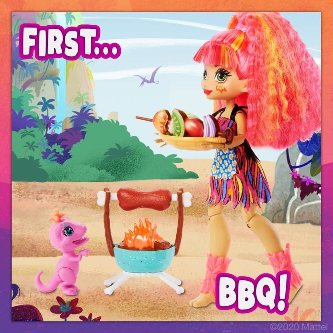 Mattelさんのインスタグラム写真 - (MattelInstagram)「Emberly and her pet raptor Flaire are cooking up all kinds of fun! Do you have a favorite BBQ food? 🔥🍖 #CaveClub」8月12日 0時57分 - mattel