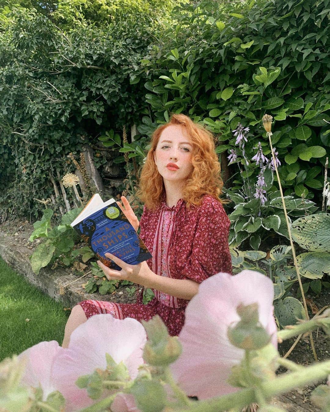 ベッキー・クルーエルのインスタグラム：「#AD How are you deciding what to read this year? I realised that non-fiction is a total non-starter for me this year - I need that escapism right now!⁣ ⁣ I’m super inspired to read a few of the titles from the @WomensPrize for Fiction list this year, with Girl, Woman, Other a high priority, and one which @whatsallyreadnext adored! But I’m kicking things off with A Thousand Ships by Natalie Hayne, a classic retelling of the Greek stories of Odysseus, Troy, and the Trojan War from the little-heard perspective of the women affected by the choices of the powerful men around them. @thesenovelthoughts read it last year and told me she loved it! She’s reading Hamnet over on her page.⁣ ⁣ It’s been really fun to read this as part of a book club with @NatWest, who have partnered with @WomensPrize and @curtisbrownbooks to launch a programme for aspiring female writers. At the end of the Discoveries programme, one writer will be awarded representation from Curtis Brown, £5,000 in prize money, and business advice from Natwest - this is an excellent opportunity!⁣ ⁣ Entries open in September, so follow @WomensPrize for more info.」
