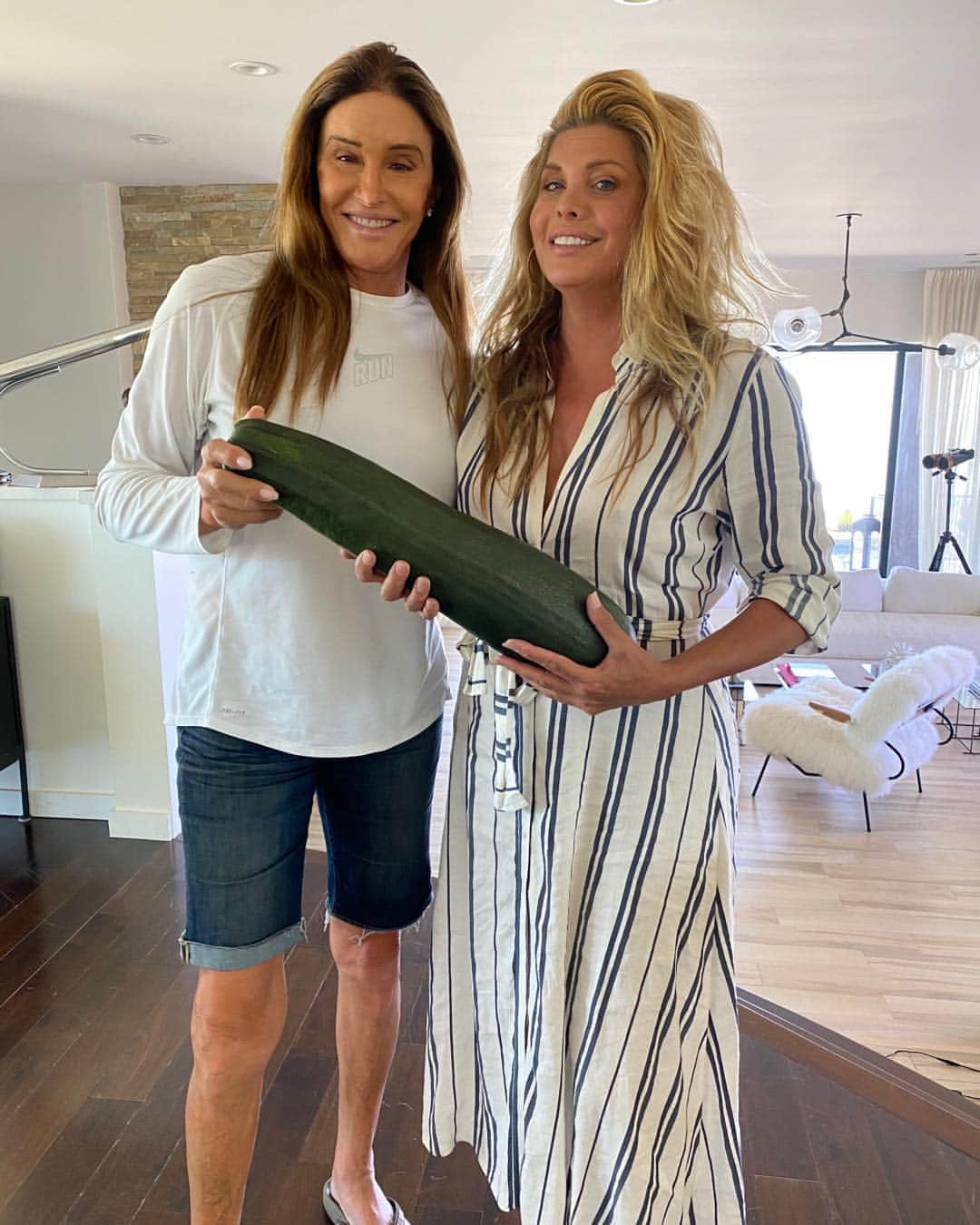 Caitlyn Jennerさんのインスタグラム写真 - (Caitlyn JennerInstagram)「Last week @candiscayne came over to the house and brought this zucchini - this monster was grown in her own garden! Any suggestions on how to prepare it?」8月12日 0時56分 - caitlynjenner