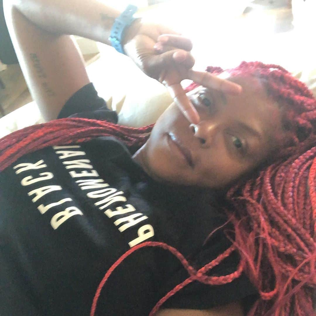 タラジ・P・ヘンソンさんのインスタグラム写真 - (タラジ・P・ヘンソンInstagram)「Just here on 🌍 being #phenomenallyblack #nomakeup #justwokeup #nofilter #justme ✌🏾 🙏🏾💋💋💋」8月12日 1時00分 - tarajiphenson