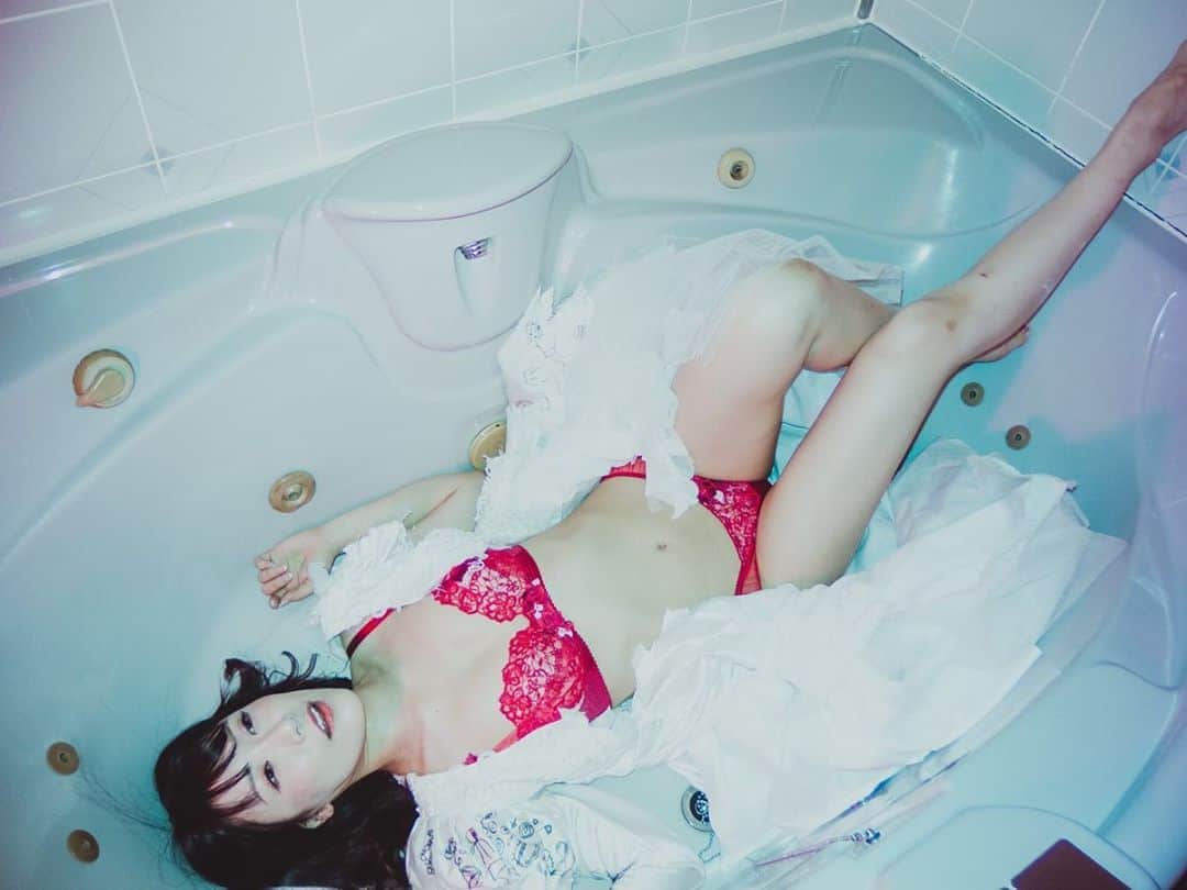 のインスタグラム：「mico wa ofuro ga daisuki. . (8月11日~20日まで新宿ニューアートにお世話になります！ よろしくお願いいたします😌) .」