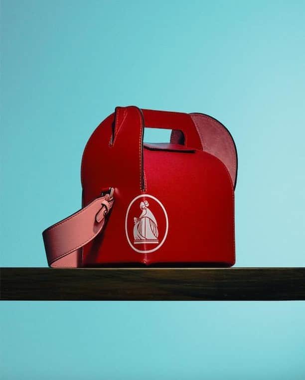 ランバンのインスタグラム：「The Happy: a sweetie box turned into a handbag in smooth vegetal leather. A childhood dream, made a reality by @BrunoSialelli. Available online via link in bio and in stores. #LanvinFW20 #Lanvin」