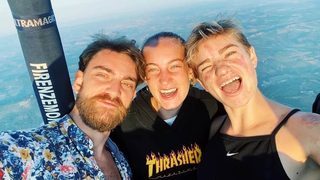 ベアトリーチェ・ヴィオのインスタグラム：「Vedere l'alba ad alta quota con i propri fratelli 🌅... Tanta roba... @leopold_vio @sole.vio @firenzemongolfiere」