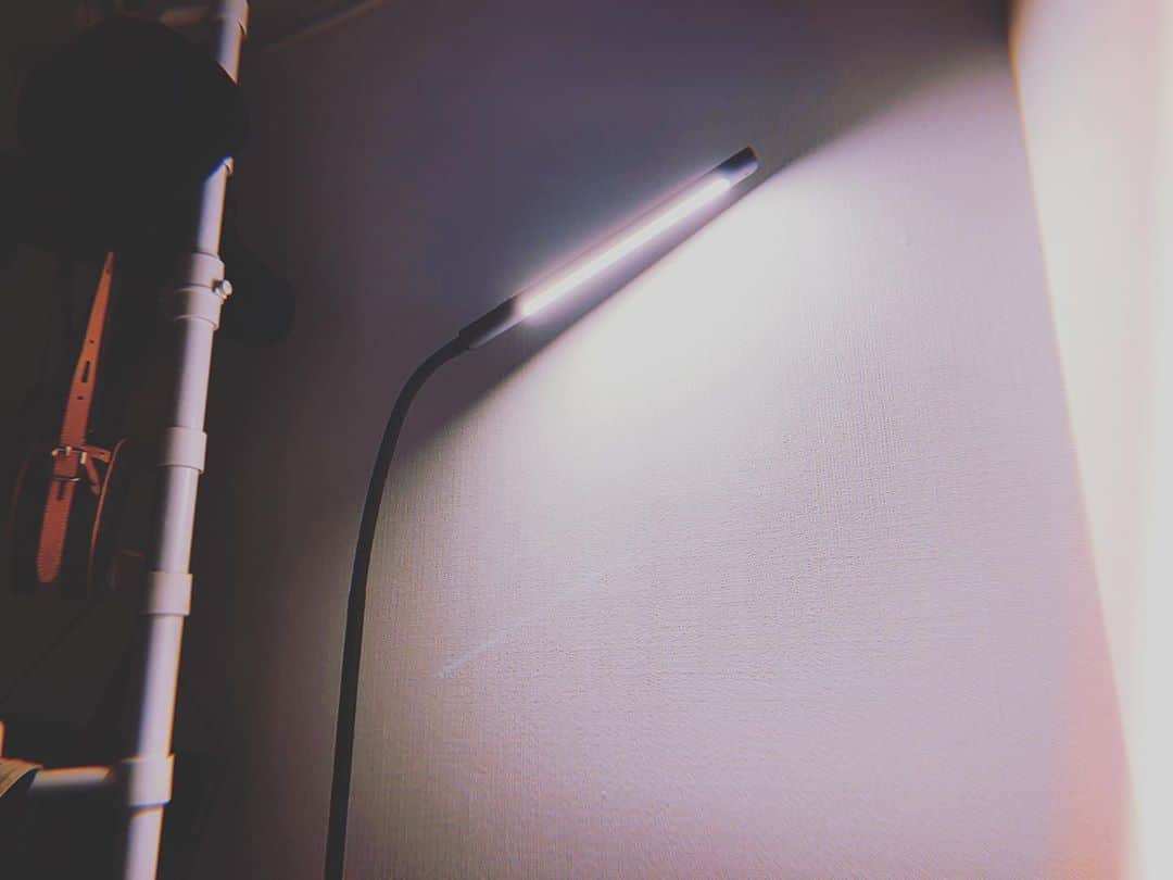 階戸瑠李のインスタグラム：「ドキドキで眠れない夜🌙  新しいお家のライト。 読書と映画用☺︎」