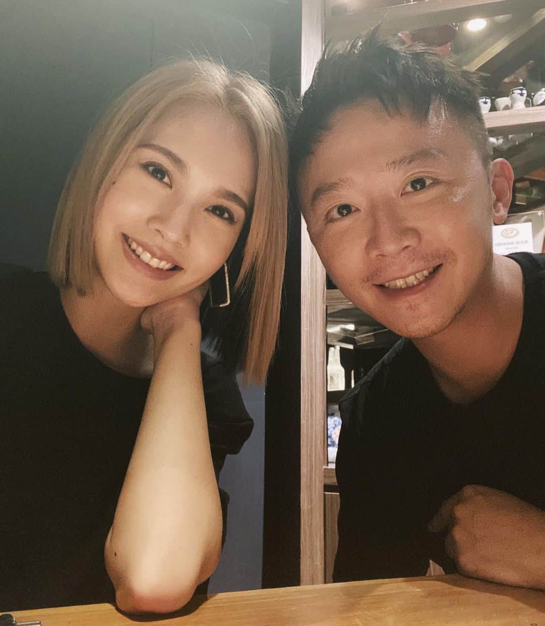 レイニー・ヤンのインスタグラム：「🖤 工作完跟金約會 一聊就是四小時 有沒有這麼能聊  #bff #覺得療癒」
