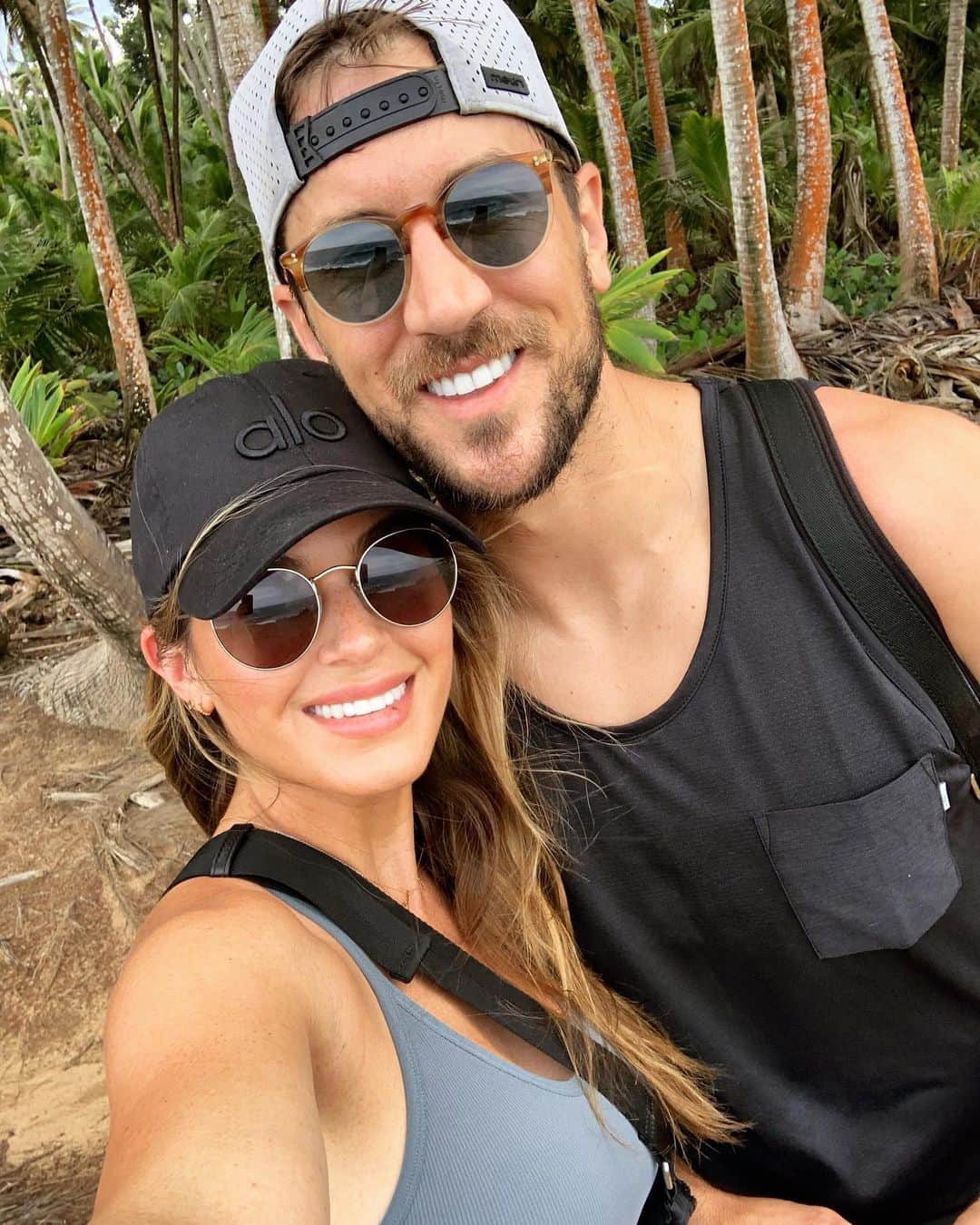 ジョジョ・フレッチャーのインスタグラム：「🌴🌿🦎」