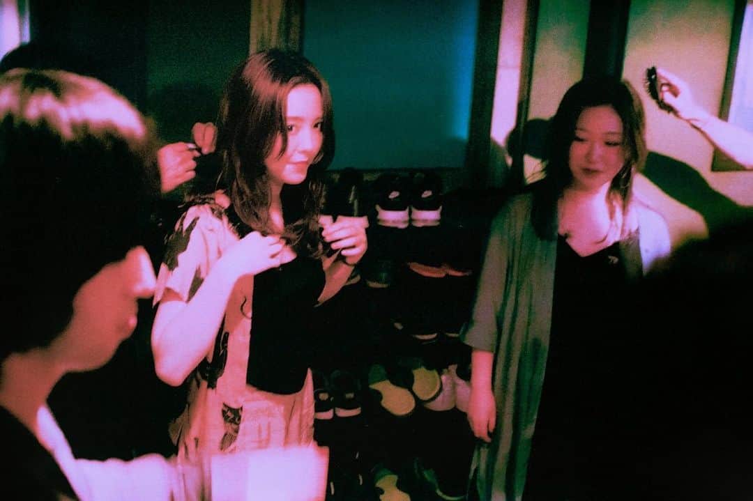 yonigeのインスタグラム：「「安全な公演」まであと3日。 8/14(金) 20:00 START https://livewire.jp/schedule/yonige200814/ @livewire_jp   当日のオフショットを少しお見せします。 photo by 小杉歩　@ayumu10.18」