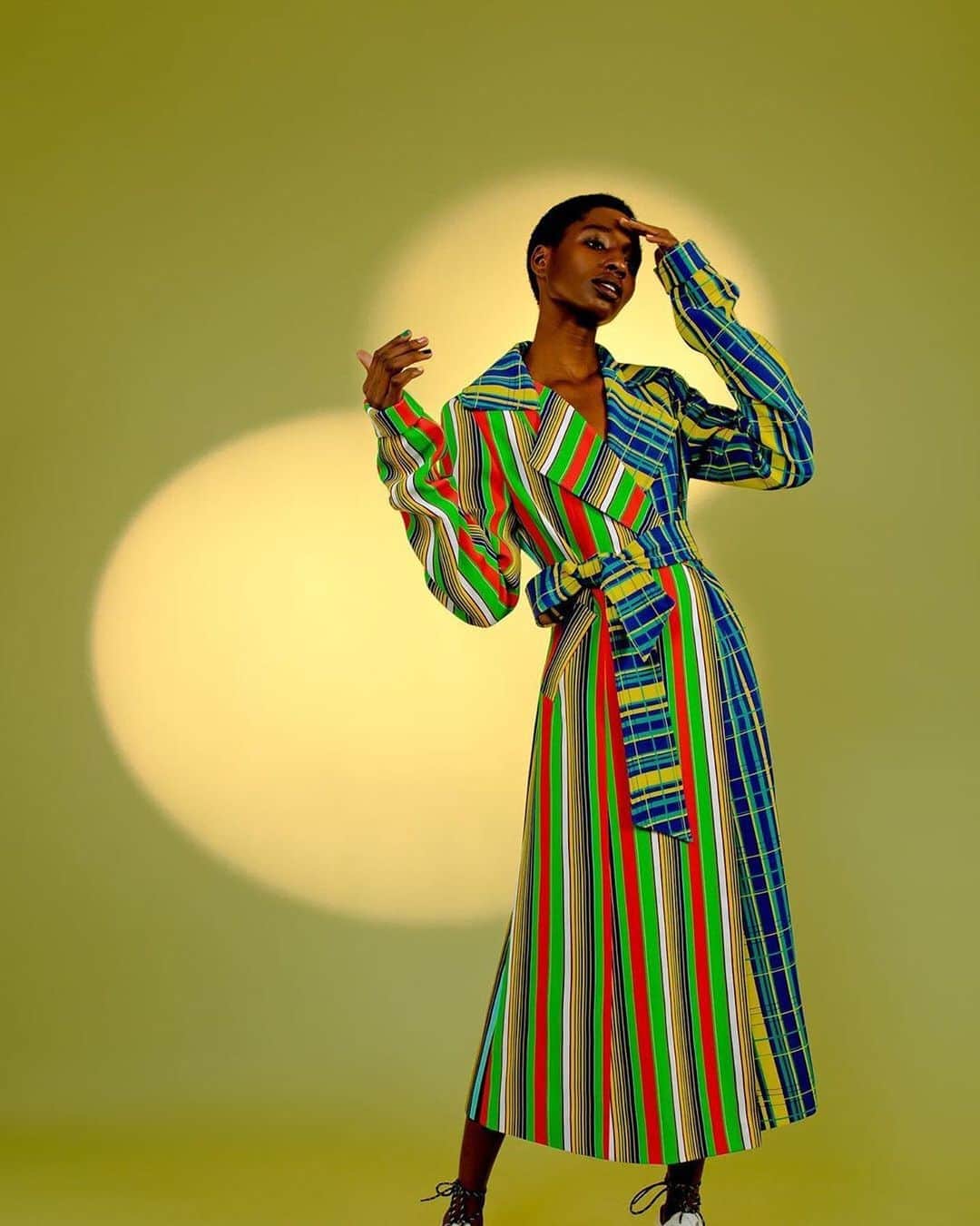 のインスタグラム：「@duroolowu Spring 2020, photographed by @christinaebenezer_. Ebenezer, a photographer and art director, has brought her unique perspective to publications like @10magazine, @britishGQ and more. See more of her work at @christinaebenezer_.⁠⠀ ⁠⠀ Photo by @christinaebenezer_」