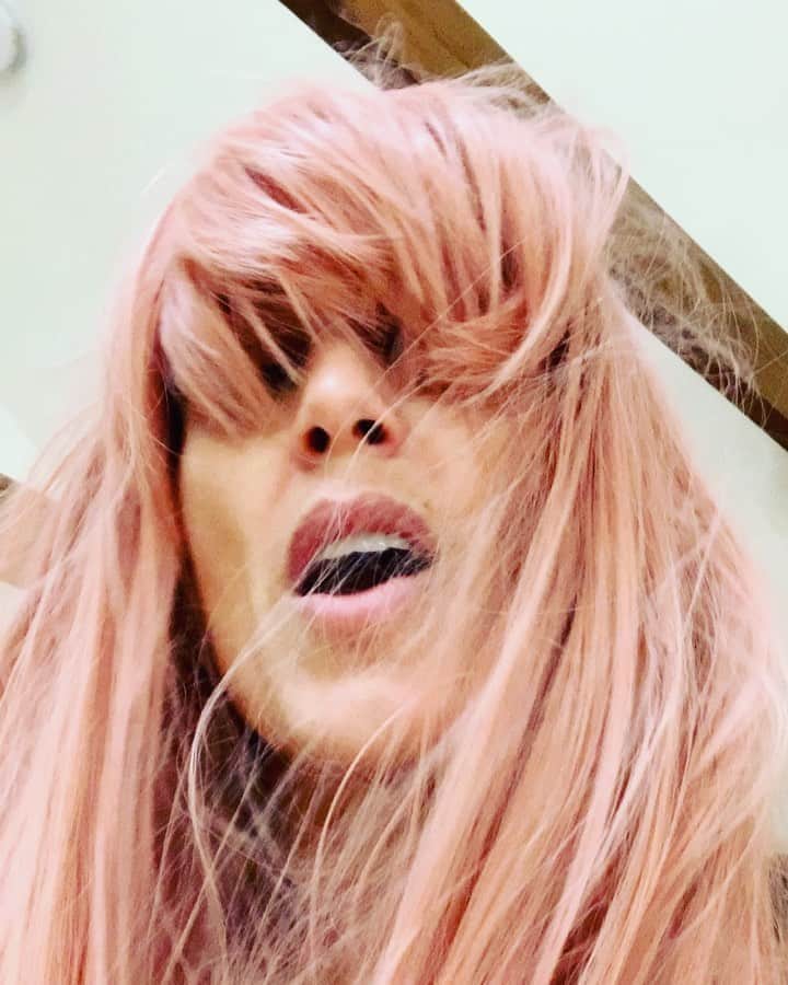 ジェニファー・エスポジートのインスタグラム：「SOUND Up! Tues suggestion- put on a wig and have a concert with your dog. #whatdreamsaremadeof #dance it out baby」