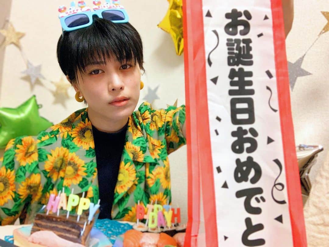 春川芽生のインスタグラム：「誕生日の人やりました！  . って感じな誕生日でした👨‍👩‍👧‍👦👨‍🍳🤡👏💫 だーーーーー間に合わなかっツァーーーーorz 笑 絶対いけるとおもてたのに、 なんで誕生日投稿と朝の電車の一本って間に合わへんねやろな！？！？ #24歳  そうです。 8/11で24歳児になりました。 んヨ( ◠‿◠ )  . 出会いはまちまちございましょうが👨🏻‍⚕️ いつも春川芽生のラ・インスタラティアを ご愛顧くださりまして誠にありがとうございます‼️ #ご愛顧  既に届き始めてたズルイくらい愛なほんまズルイメッセージ達に突き動かされながら🤦‍♂️🤦‍♂️🤦‍♂️🌹💥私自身でも全自前ヤラセ誕生祭開催致しました！！！！#大ソロ自粛祭り 写ってへんけどローストビーフとかも買っちゃってほんまヒヤヒヤやで！ . . 24歳も新しいフォト発掘の為に データ整理王から俺はなる旨、 ここに記述させていただきます！  引き続きお付き合い願いま〜〜〜🙋‍♂️(心の三つ指突き指中！)」