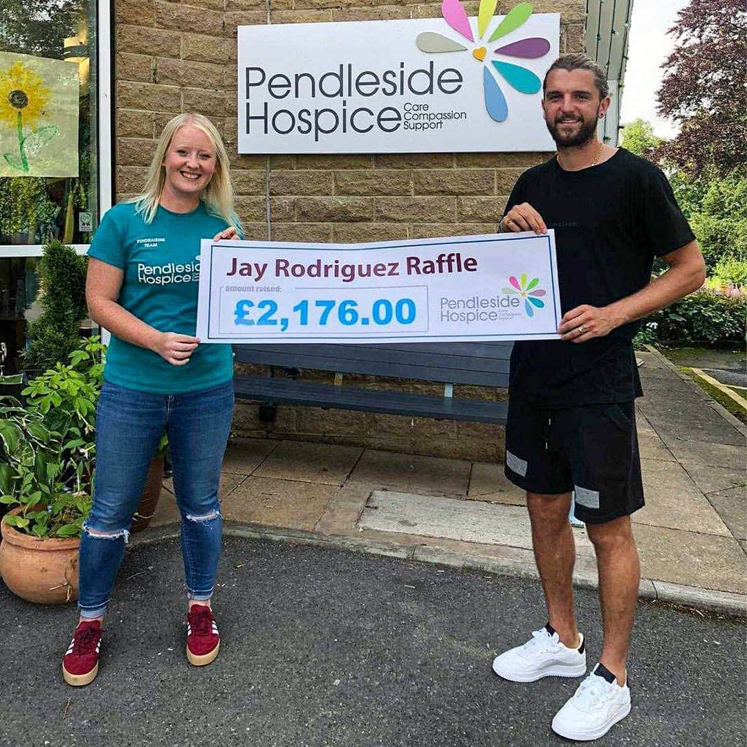 ジェイ・ロドリゲスさんのインスタグラム写真 - (ジェイ・ロドリゲスInstagram)「Great to be back at @pendlesidehospice today and see the team! Always a pleasure to raise money for this great charity」8月12日 1時42分 - jayrodriguez_9