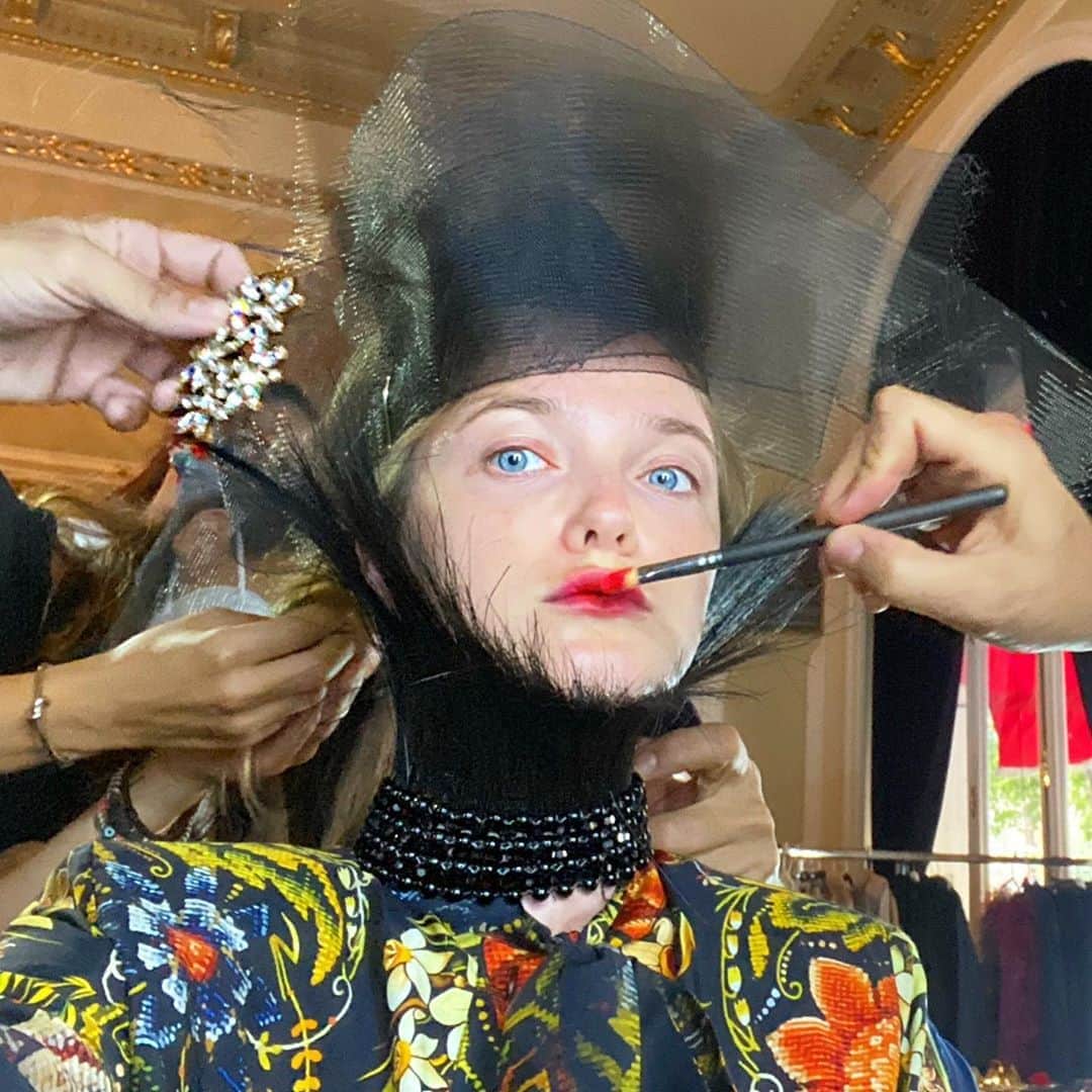 ヴラダ・ロスリャコヴァのインスタグラム：「Bringing Couture back. #comingsoon #canttellmore」