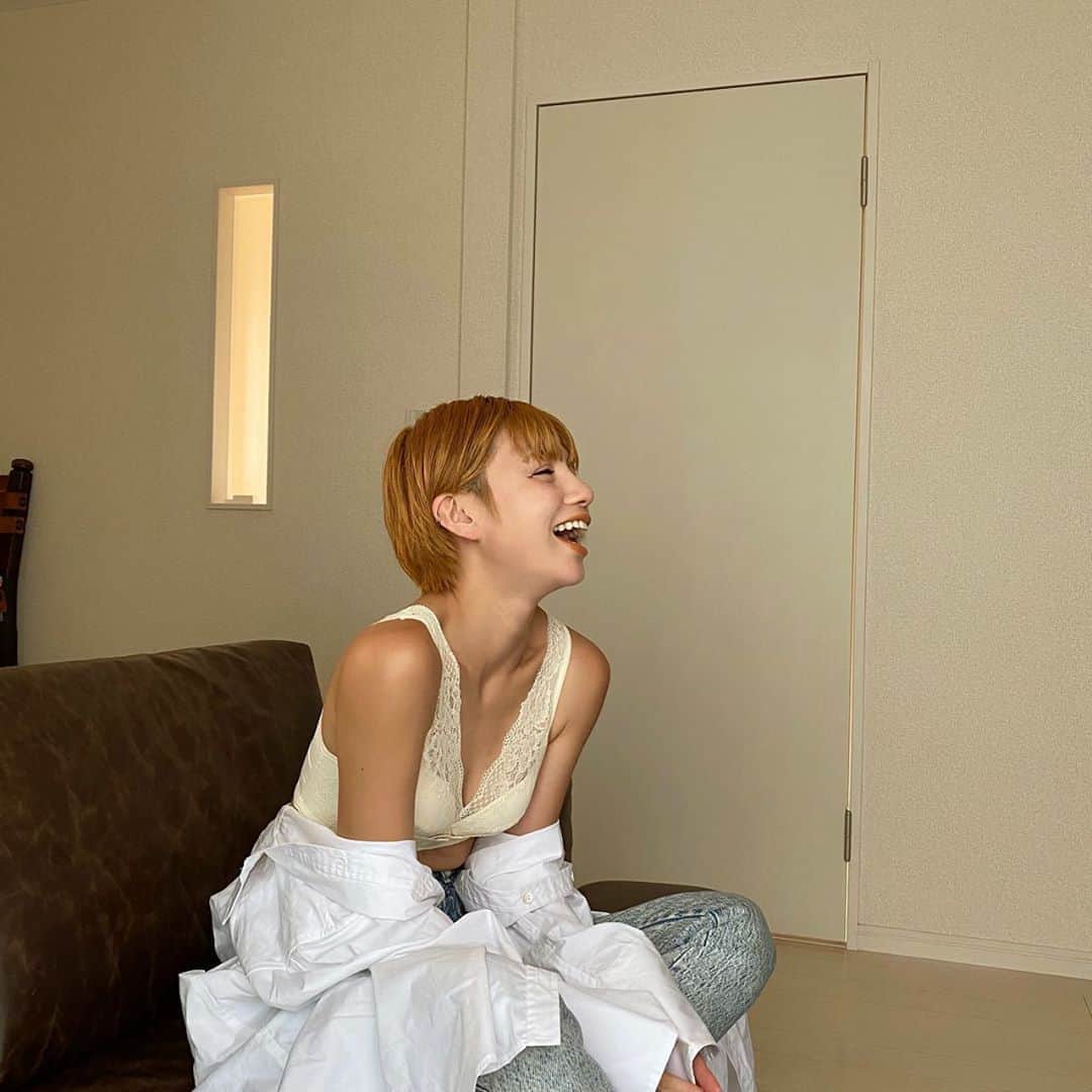 長谷川あやのインスタグラム：「⚪️⚪️⚪️#くつろぎ育乳ブラ#ナイトブラ#育乳#育乳ブラ #ルルクシェル#lulukushel ・ ・ ・ 最近使いはじめた @lulukushel のナイトブラ👩‍🦰✨ ・ ノンワイヤーでらくちん！ デザインもシンプルで大活躍✨ ・ 寝ている時も窮屈さゼロで しっかり形を整えてくれるので 手放せないアイテムのひとつです💛 ・ #PR」