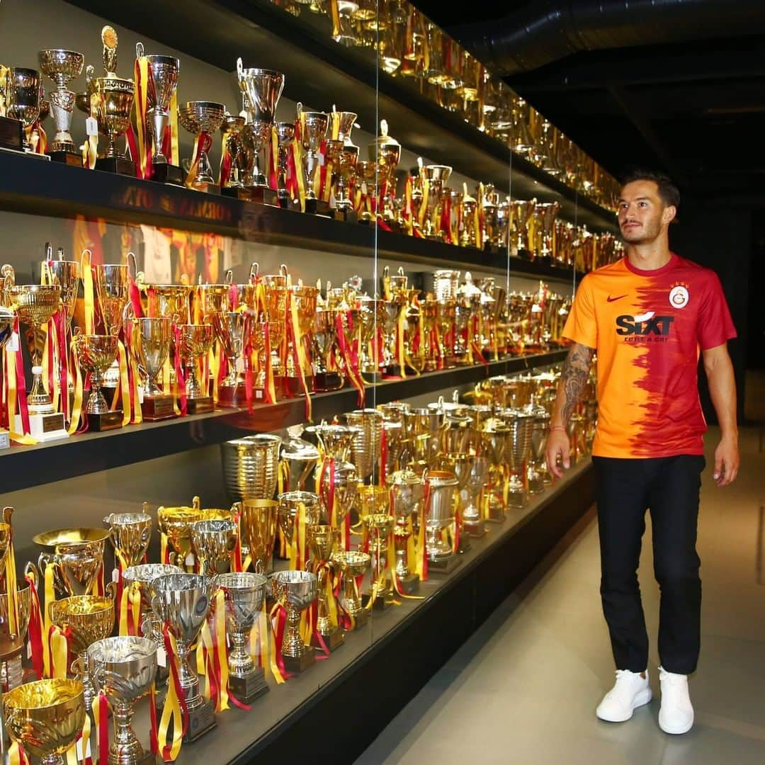 ガラタサライSKさんのインスタグラム写真 - (ガラタサライSKInstagram)「📸 Oğulcan Çağlayan, Galatasaray Stadyum Müzesi'ni ziyaret ederek eşsiz kupalarımızı inceledi.」8月12日 1時54分 - galatasaray