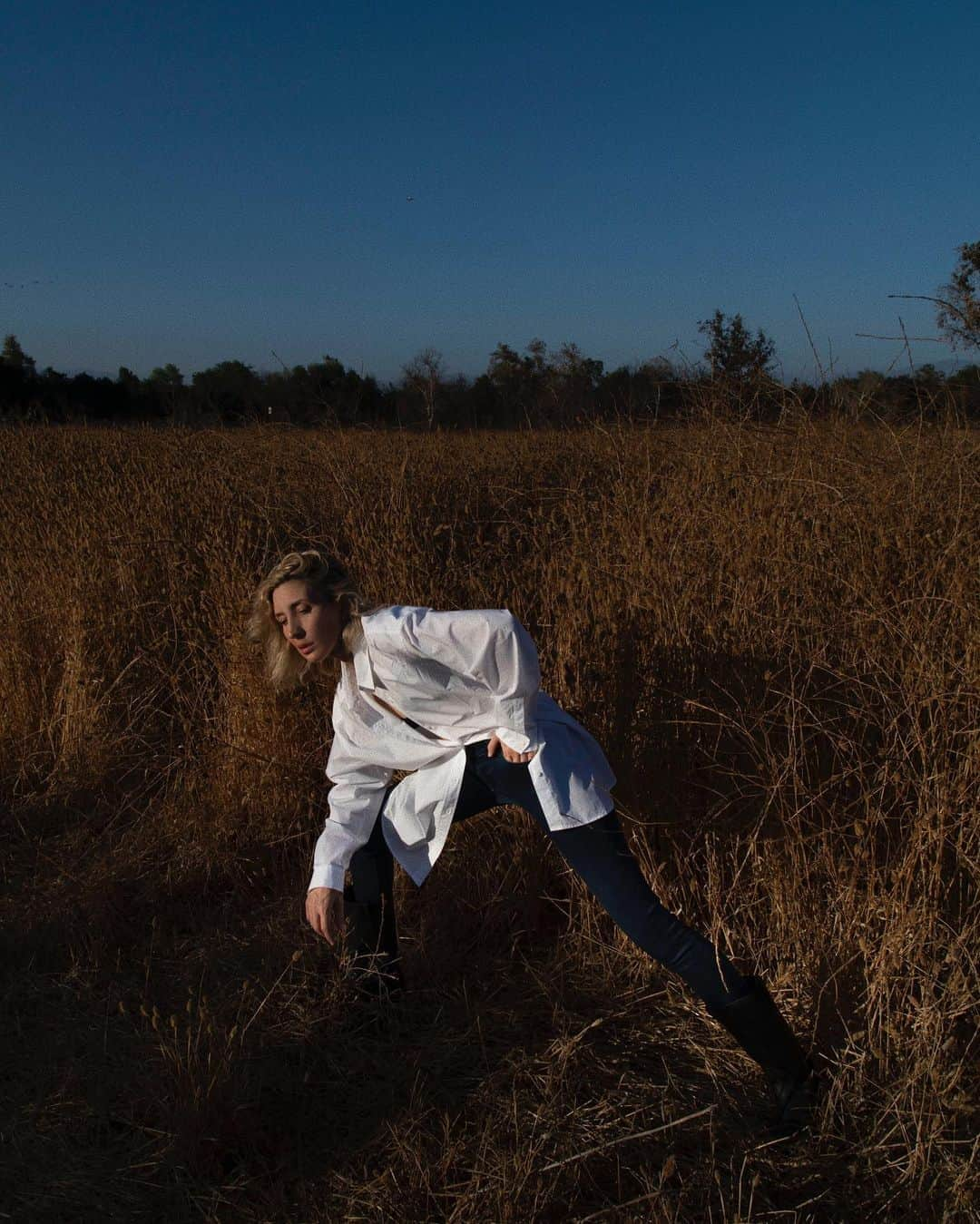 Jブランドさんのインスタグラム写真 - (JブランドInstagram)「Wide open spaces 🌾 @angelafink spreading out in the Limitless Stretch Sophia #Limitless #inmyjbrand」8月12日 1時56分 - jbrandjeans