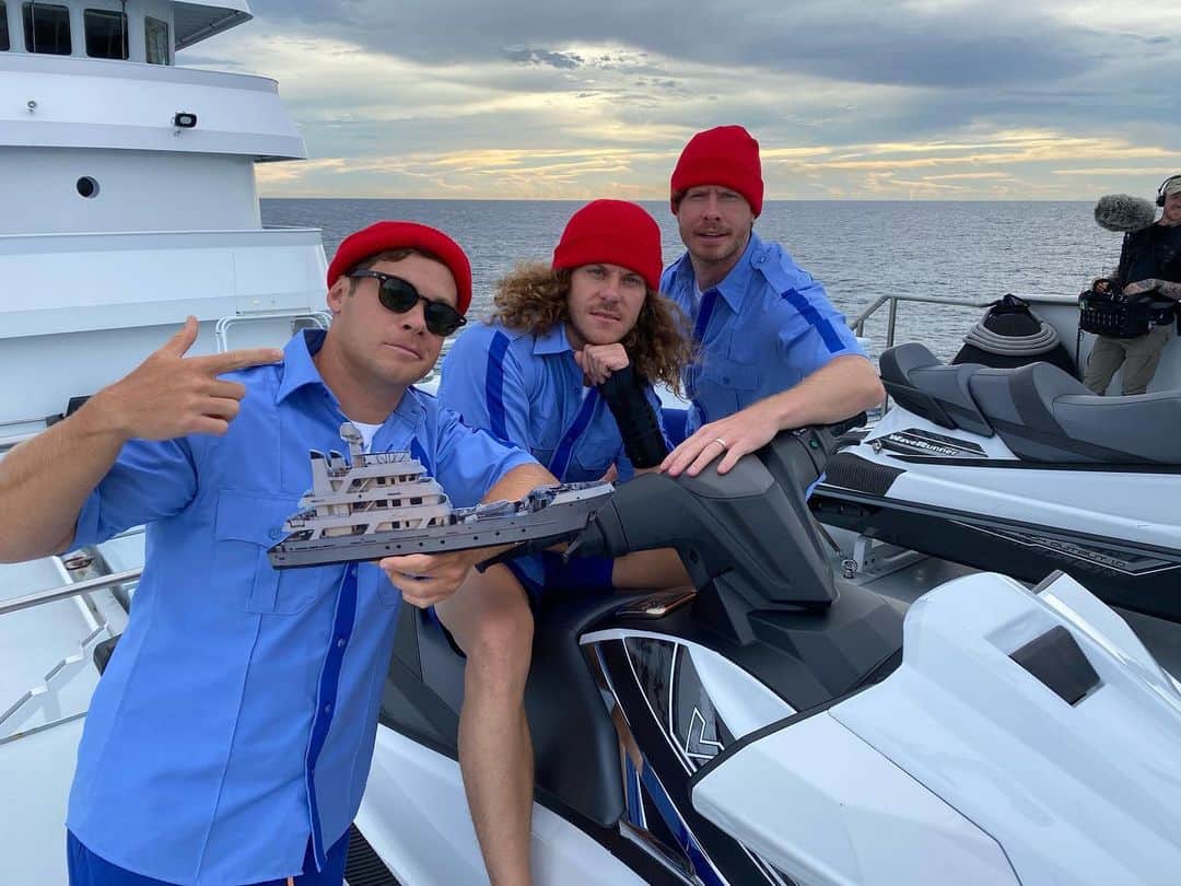 アダム・ディバインのインスタグラム：「Wow! It’s shark week again on @discovery. I absolutely love shark week and this year they let me take @ders808 and @blakeanderson to the Bahamas to unveil one of the largest congregations of Tiger Sharks in the world. Last year my boy @draustingallagher and I tagged a tiger shark in the Bahamas. We tracked it all year, it all the way to Canada and back to within 100 yards of where we tagged it! It’s truly a shark party!」