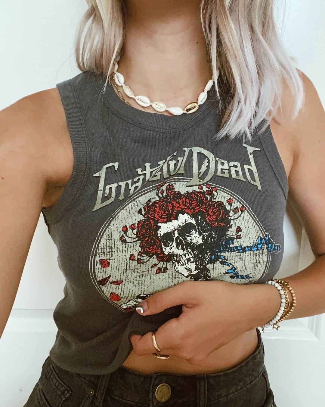 チェイサーのインスタグラム：「We can’t pass up a cute band tank⚡️🖤 #chaserbrand #gratefuldead #bandtee #bandtank #graphictank #deadhead」