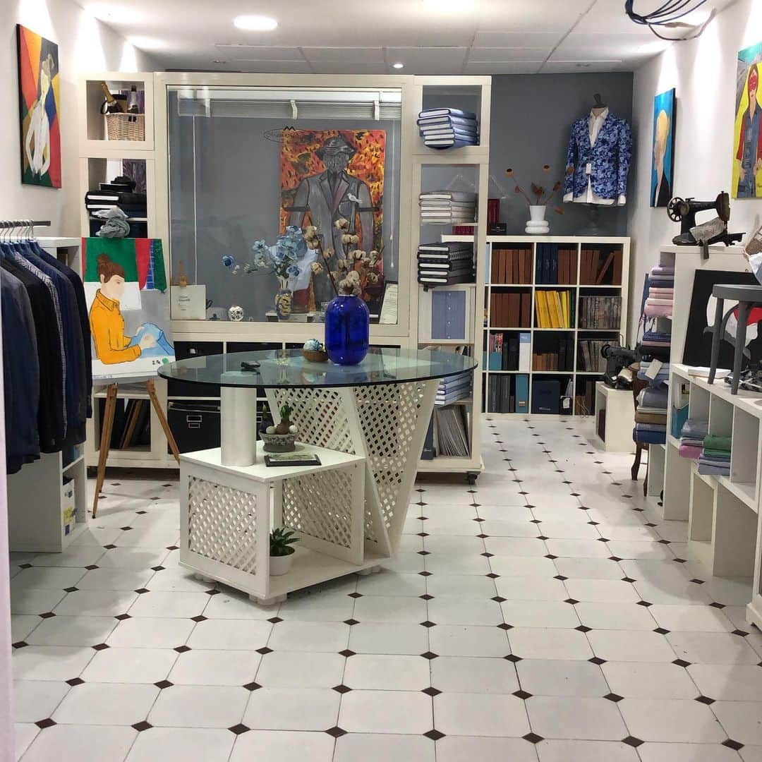 マリオムスカリエッロのインスタグラム：「Show Room」