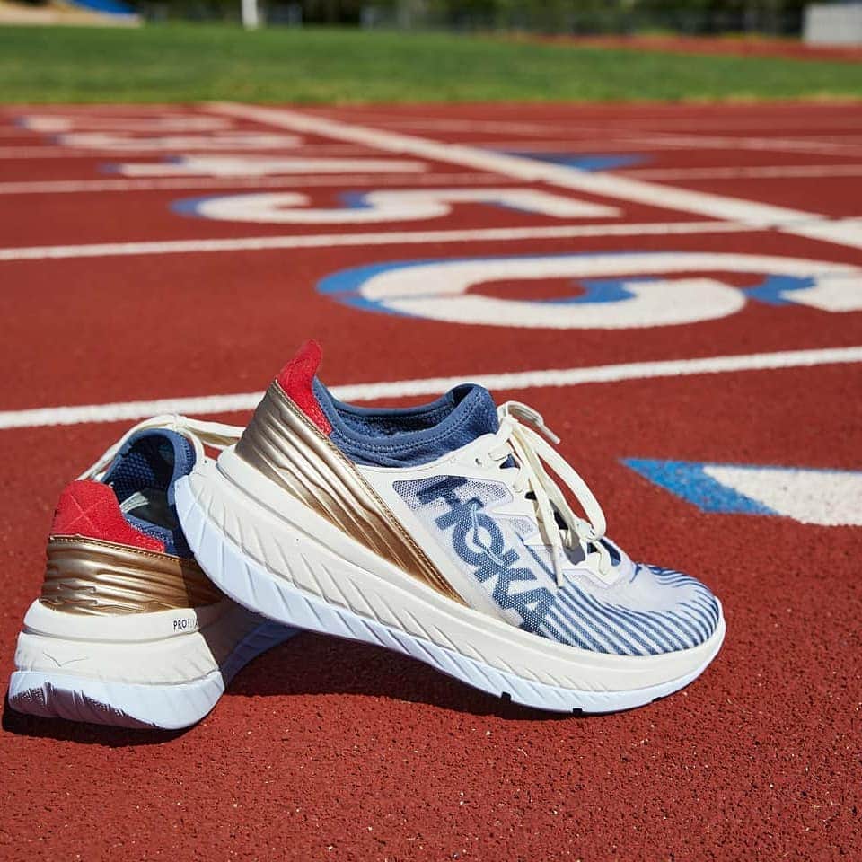 ホカオネオネのインスタグラム：「Join the HOKA team in celebrating athletes around the world with the NEW Team Kit: limited-edition colors of our cushioned, lightweight training and recovery shoes and new apparel.  It’s time to fly together. #timetofly」