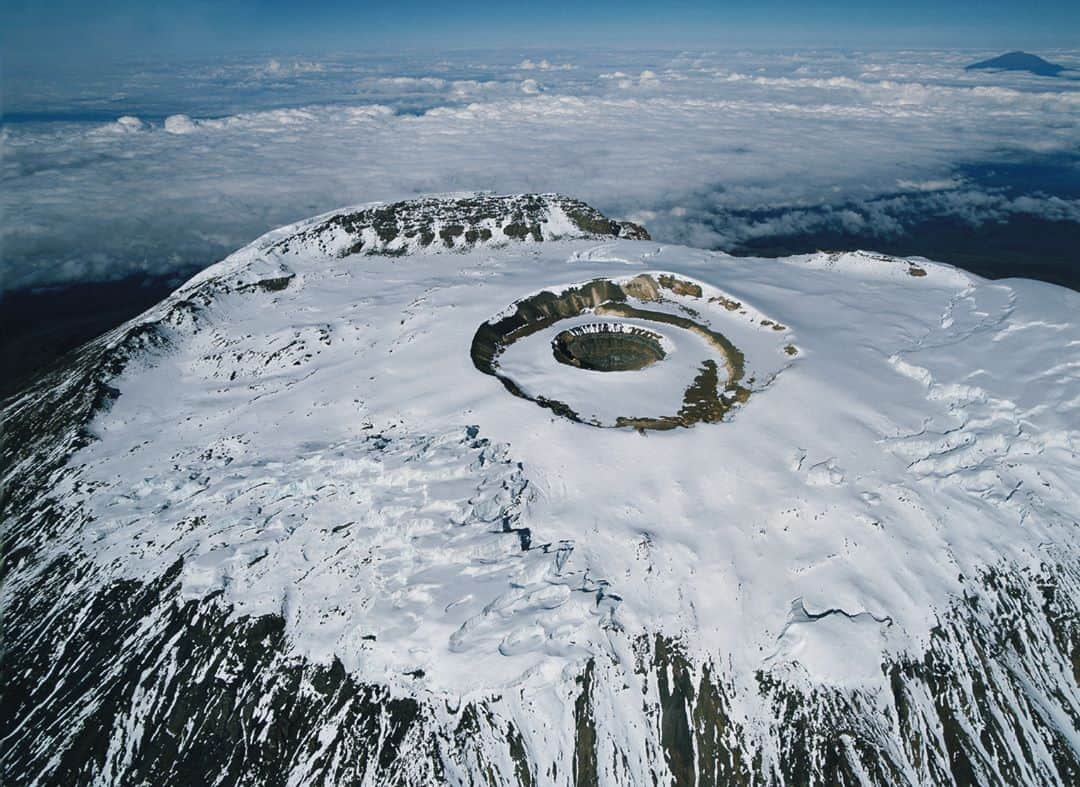 ルモンドさんのインスタグラム写真 - (ルモンドInstagram)「Le sommet en question est le Kibo, qui culmine à 5 891 mètres, le plus haut des trois volcans qui forment le Kilimandjaro, en Tanzanie.⁣ Le 20 septembre 2006, le « 20 heures » de France 2 montre les clichés du Kilimandjaro sec et nu, captés par Yann Arthus-Bertrand, et les compare avec des prises de vue analogues remontant aux années 1990.⁣ La différence est frappante. Mais, dès le lendemain, un contre-discours apparaît.⁣ Le 21 septembre, dans l’hebdomadaire L’Express, la chronique du géochimiste et ancien ministre Claude Allègre s’intitule « Neiges du Kilimandjaro » et prend prétexte des images frappantes de la grande montagne africaine pour lancer, en France, le mouvement climatosceptique.⁣ Comment ? En rappelant un principe cher aux scientifiques : « Montrer n’est pas démontrer. »⁣ De fait, comme le confirme le glaciologue Etienne Berthier, spécialiste des glaciers d’altitude, s’il ne fait aucun doute que le Kilimandjaro a perdu près de 90 % de ses glaces en un siècle, la part qu’y prend le réchauffement anthropique est débattue.⁣ C’est toute la beauté du tour de force accompli par Claude Allègre : retourner le cliché contre lui-même en usant de l’autorité de la parole scientifique. Par d’habiles enchaînements, il suggère que, puisque l’image ne peut démontrer à elle seule l’existence du phénomène, c’est bien l’indice que sa réalité est incertaine.⁣ Cette idée fera son chemin. En 2006, le mot « climatosceptique » est encore inconnu de la langue française. Les images du Kilimandjaro étaient-elles, à l’époque, trompeuses ? Elles illustraient en tout cas une réalité.⁣ -⁣ 1 : Le Kibo, en 2006⁣ 2 : Le Kibo, en 1989.⁣ Photo : Yann Arthus-Bertrand (@yannarthusbertrand)⁣ -⁣ #planete #kilimandjaro #climat #rechauffement #preuve #photographie」8月12日 2時05分 - lemondefr