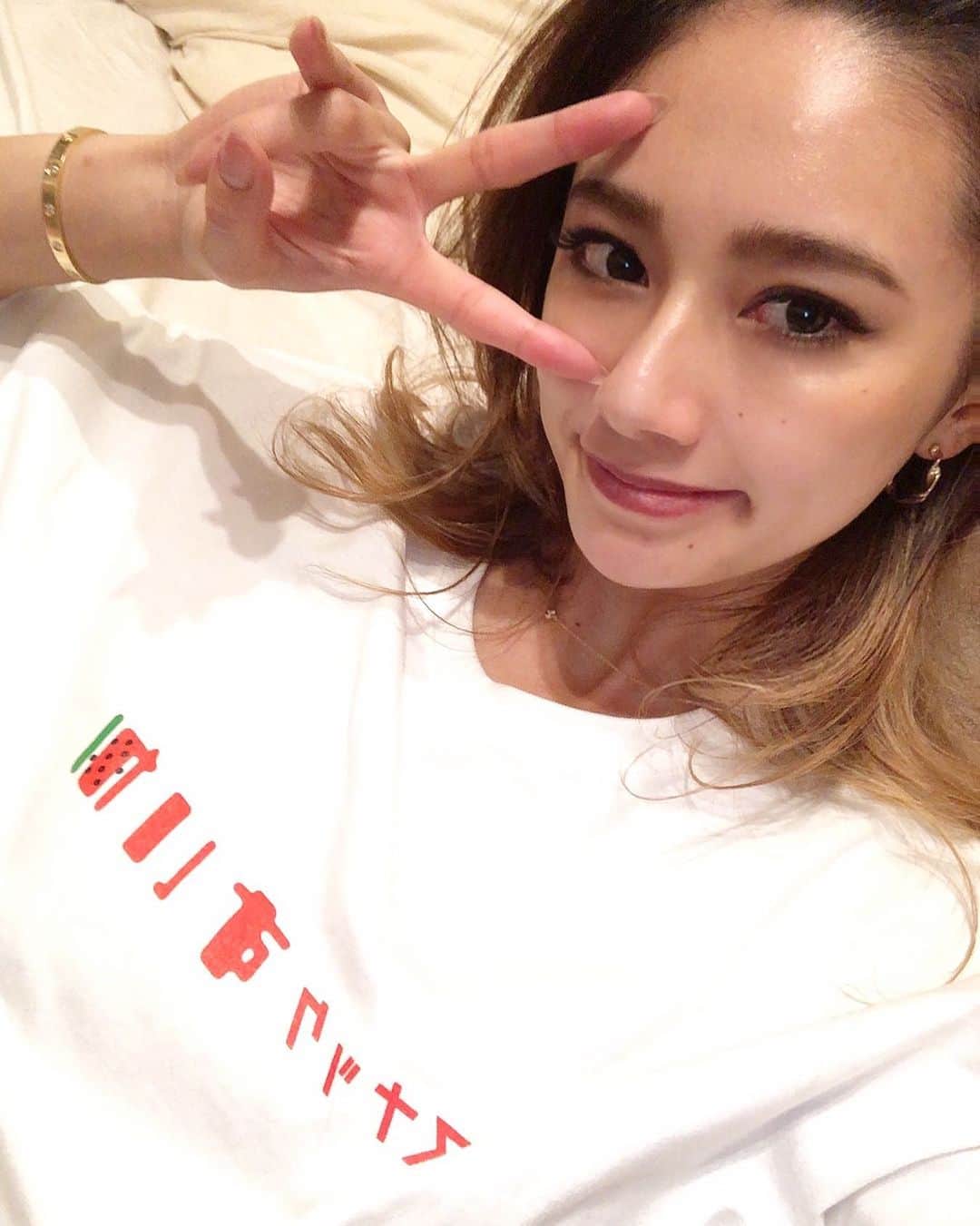 椿彩加のインスタグラム：「. 明日は打ちっぱからのスナックすいか🍉 楽しみーーーーっ！ 早く寝よっおやすみ😴 . そしてポーズがピースしか出てこない。 歳とったな。笑 . #スナック #すいか #広尾 #お盆前 #仕事納め #とりあえず #餃子 #楽しみすぎる #その前の #打ちっぱ #楽しみすぎる #頭の中ほとんど #ゴルフ #selfie #iPhone #画面替えてから #調子悪すぎる #正規店で直したのに #明日の為に #早く寝よ #おやすみ」