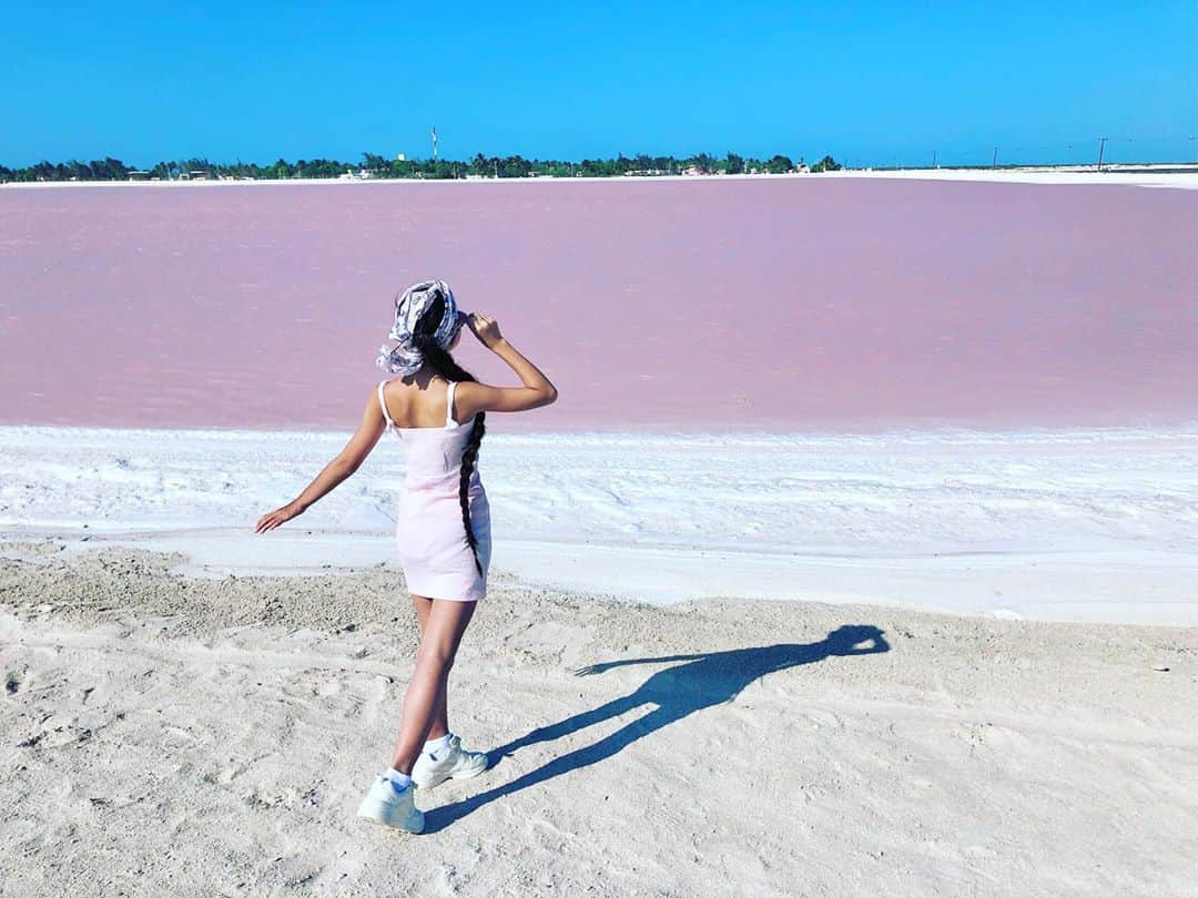 Laraさんのインスタグラム写真 - (LaraInstagram)「. .  The vibrant pink color of this lake is because of red algae, plankton, and shrimp that live in the salty environment. When water evaporates, these organisms become more concentrated, making the lake even pinker! 💕 . #memories  #2019may #mexico   .  一瞬目を疑う👀 ピンクレイク💞 . 水がピンクな 訳じゃなくて アルテミアという ミニ海水海老が 大量に発生して レイクが ピンクに 見えるんだって  . . #思い出 #2019年5月 #メキシコ」8月12日 2時24分 - fa_la_lara