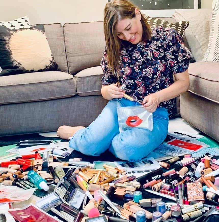 レイチェル・グッドウィンさんのインスタグラム写真 - (レイチェル・グッドウィンInstagram)「So much organizing, SO MUCH time! I can’t wait for the day when I can get back to painting faces again, but in the meantime I’ve been totally reorganizing my make up kit with these stylish and functional @Ziploc® Accessory Bags. They can be cleaned easily with a damp cloth or sanitizing wipe, are totally reusable and perfect for keeping all my beauty products neat and perfectly organized for clients when I finally get back to doing what I love, SAFELY! Check them out in the health and beauty section @Costco, available for a limited time! #SwagYourBag #ad」8月12日 2時18分 - rachelgoodwinmakeup