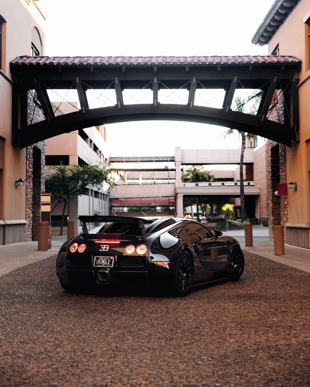 CarsWithoutLimitsさんのインスタグラム写真 - (CarsWithoutLimitsInstagram)「@kinglv1 All Black #Bugatti #Veyron #carswithoutlimits」8月12日 2時22分 - carswithoutlimits