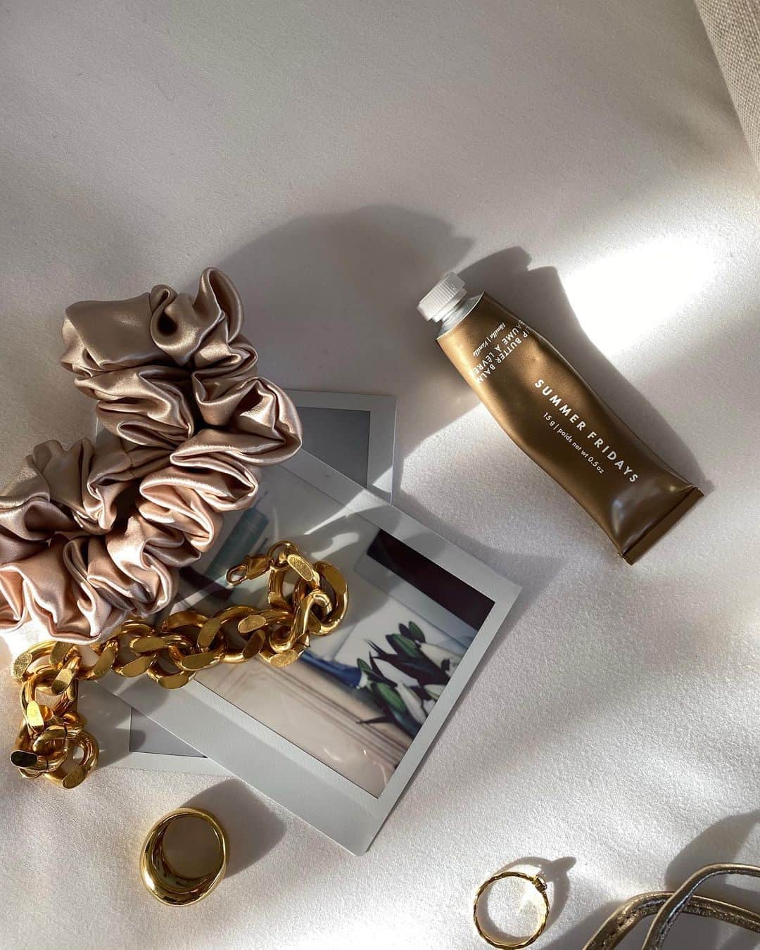 Marianna Hewittのインスタグラム：「it took us soooo long to perfect our @summerfridays vegan vanilla lip butter balm 🍦 it had to be the perfect consistency, not sticky, hydrate like a mask and smell naturally delicious. It was worth the many many rounds of formulations to get to this bc we are OBSESSED and hope you are too 🥰」