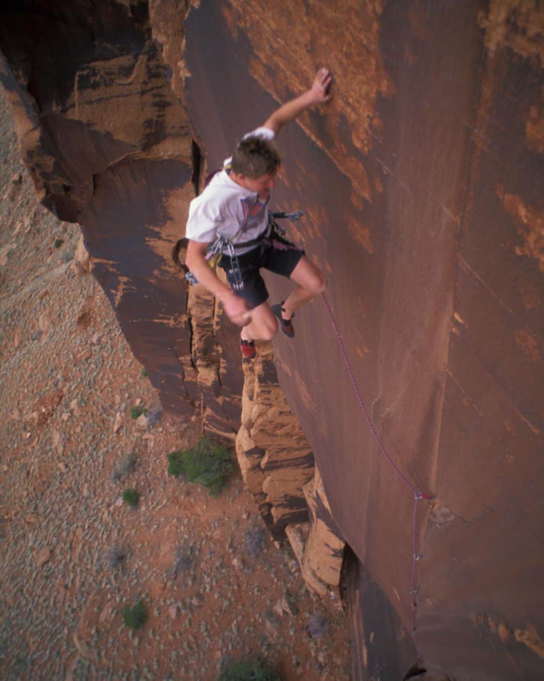 トミー・コールドウェルのインスタグラム：「There’s no denying Moab has some of the best, most unique climbing in the world, but it’s more than just a near-endless assortment of splitter cracks that makes it special. Its value lies in a pristine landscape, profound quietness, and a lack of light and air pollution that, on moonless nights, can make you feel like you’re sleeping amongst the stars.   This week’s Route-Finding conversation will focus on the cost of our national “energy dominance” strategy and how the industrialization of Moab for oil and gas could permanently change the landscape. Imagine Moab with hazy air and night skies obscured by electric lights, oil rigs dotting the landscape, the once-quiet roads filled with the rumble and dust of heavy trucks. Many groups with deep personal interest in this region, from recreationalists to local residents and governments, oppose these oil leases. So why are they happening and what can we do to stop them? Join me tonight at 4pm PST on the @patagonia_climb channel for a live chat with @jasonmainkeith. Jason is a climber, lawyer, former policy expert for the Access Fund, activist, and the founder of @publiclandsolutions.   Follow the link in bio for more information and to sign a petition.   Photo: the late Craig Luebben on Ute Lands」