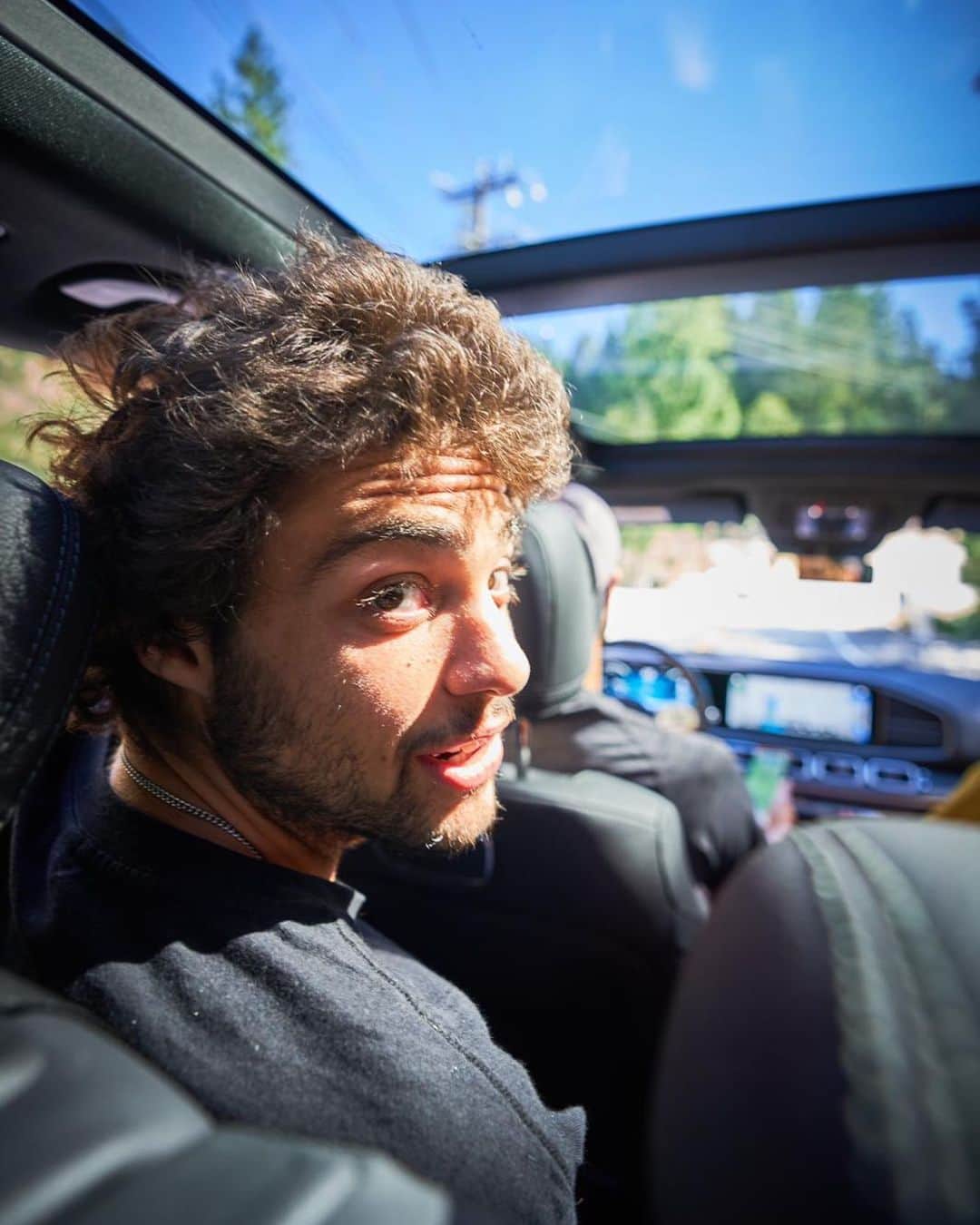 ノア・センティネオのインスタグラム：「Just like the 80s films we’ll hookup in my backseat and let my best friend drive」