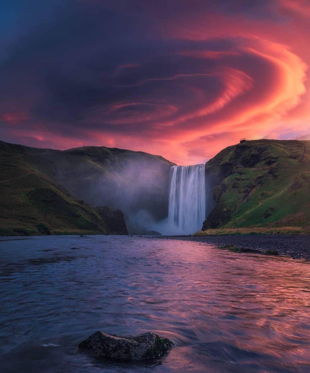 Canon Photographyさんのインスタグラム写真 - (Canon PhotographyInstagram)「Incredible sky over Skogafoss in Iceland  Photography // @laanscape  Curated by @henry.nathan  #waterfall #sky #sunset #clouds #iceland」8月12日 2時41分 - cpcollectives