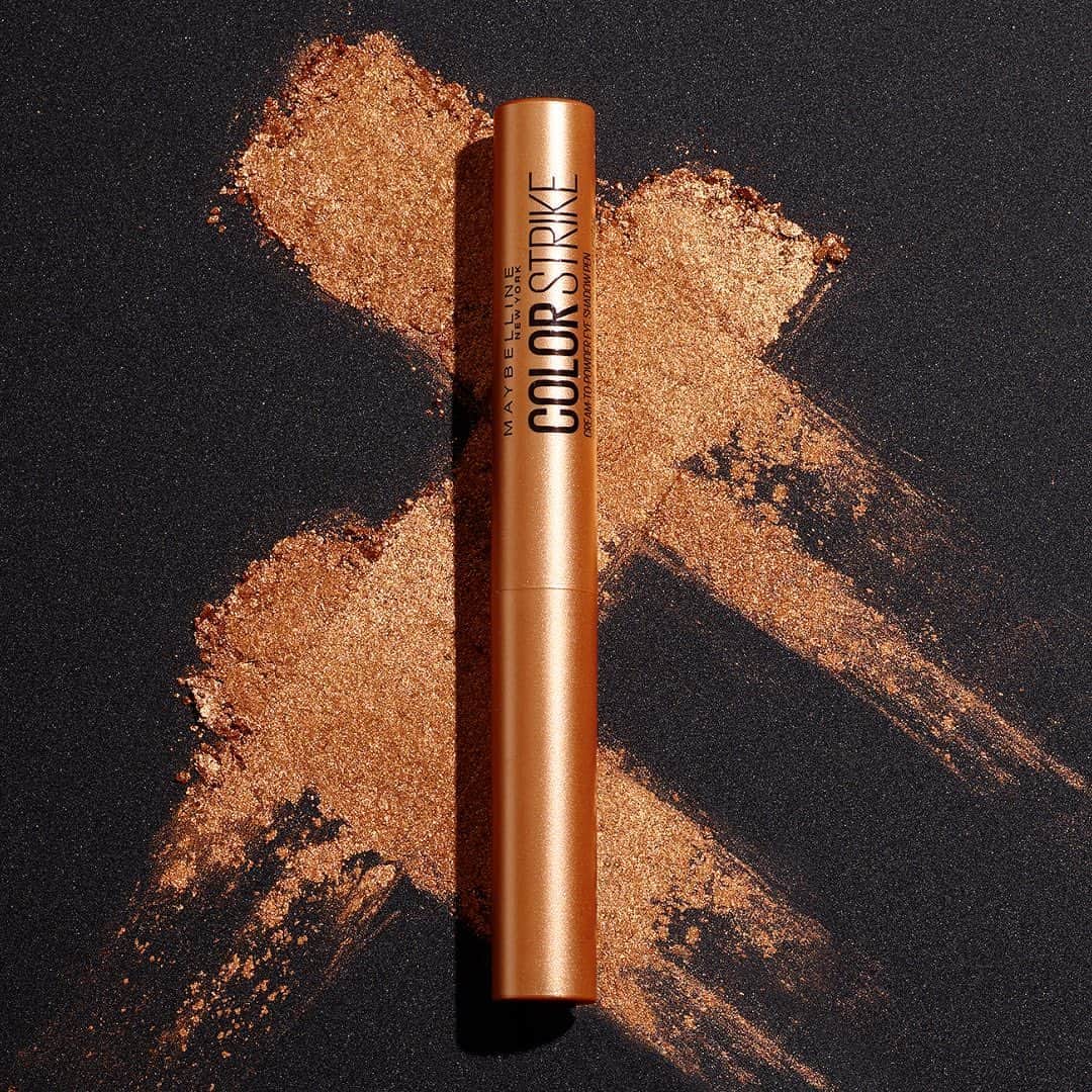 Maybelline New Yorkさんのインスタグラム写真 - (Maybelline New YorkInstagram)「For an easy summer makeup look, dip and twist our #colorstrike eyeshadow pen in ‘flash’. This golden shimmer shadow dries down to a powder and you don’t have to worry about fall-out! Tag a friend that needs to rock this shade!」8月12日 2時43分 - maybelline